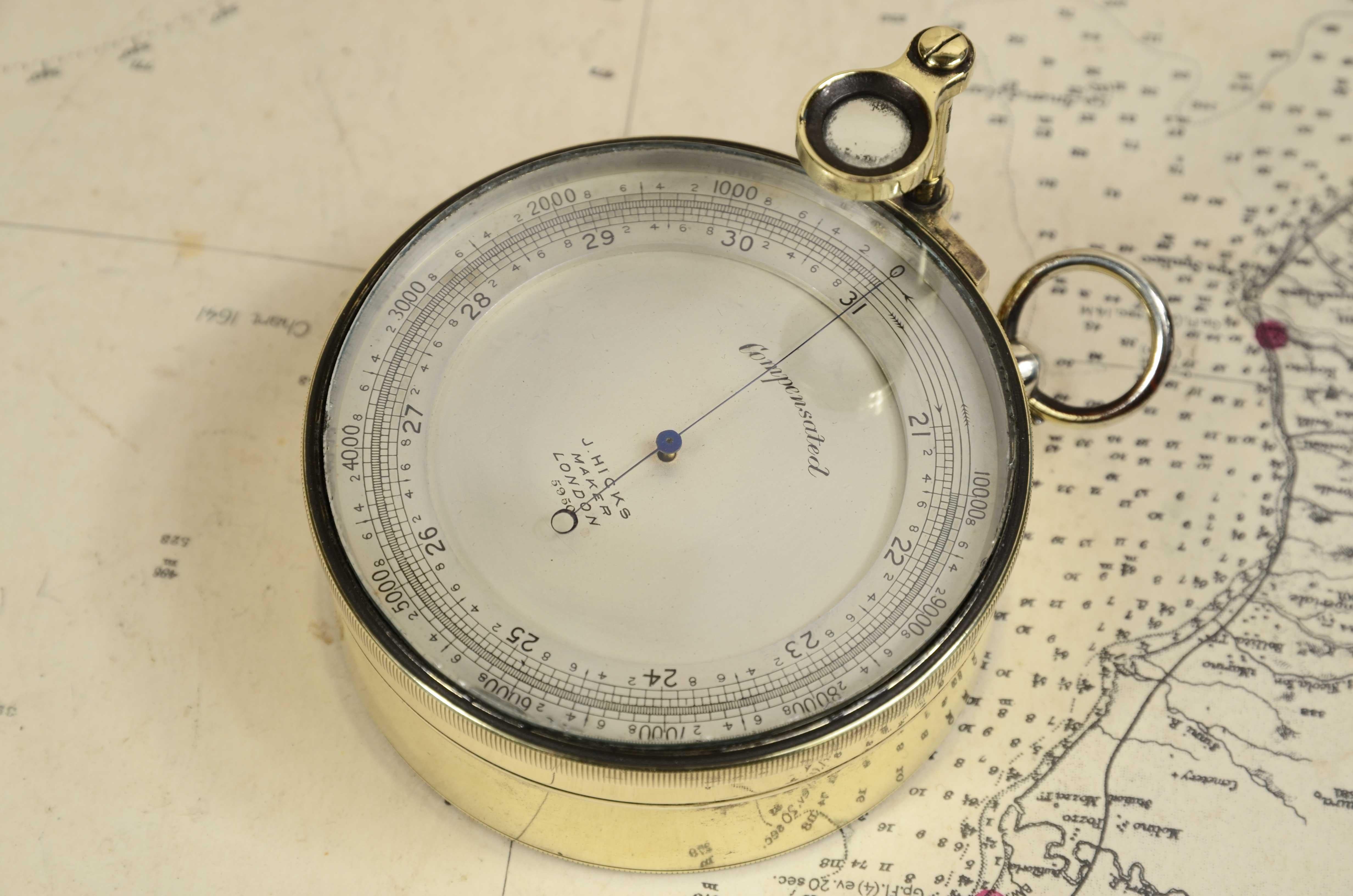 Brass compensated barometric altimeter complete with magnifying glass signed J. Hicks Maker London from the early 1900s. Diameter cm 7 - inches 2.8, thickness cm 3.2 - inches 1.3. Buono stato perfettamente funzionante. 
An altimeter is an instrument
