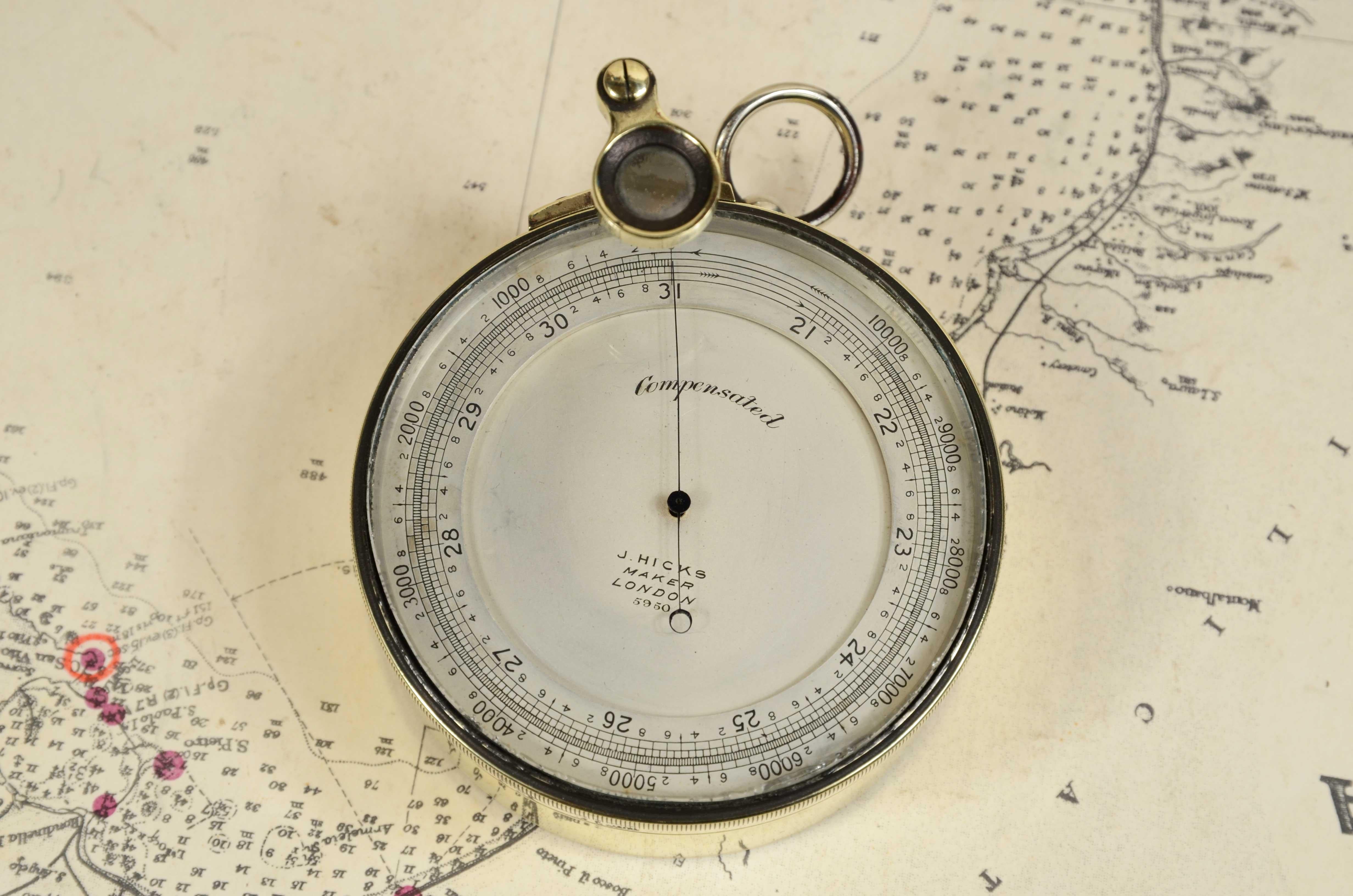 Brass barometric altimeter signed J. Hicks Maker London from the early 1900s In Good Condition For Sale In Milan, IT