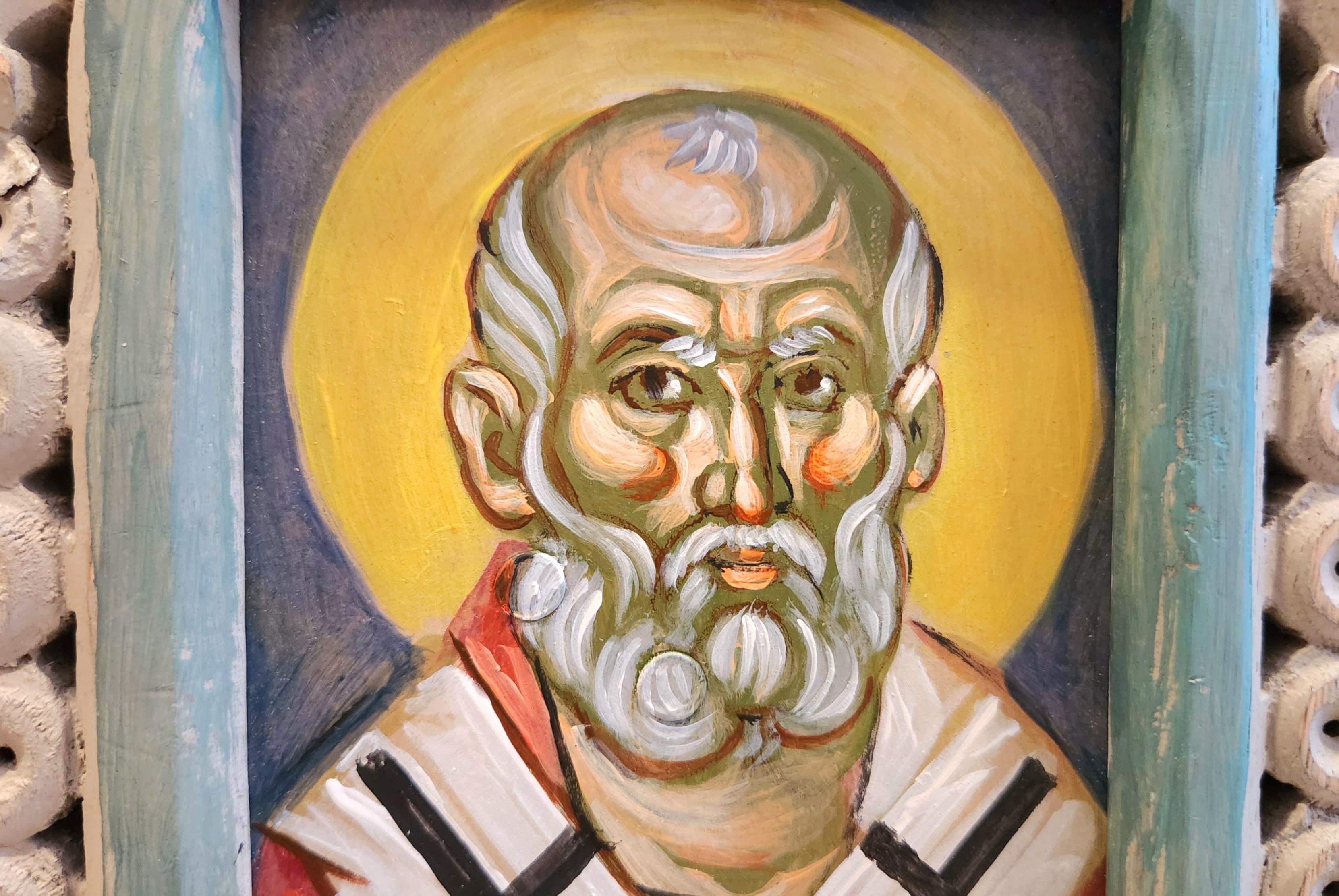 Cette peinture exécutée dans le style byzantin est un portrait de saint Nicolas. Dans l'Église orthodoxe grecque, saint Nicolas a servi d'archevêque à l'Église primitive. Ce site  Le portrait est en effet une icône moderne qui peut être considérée