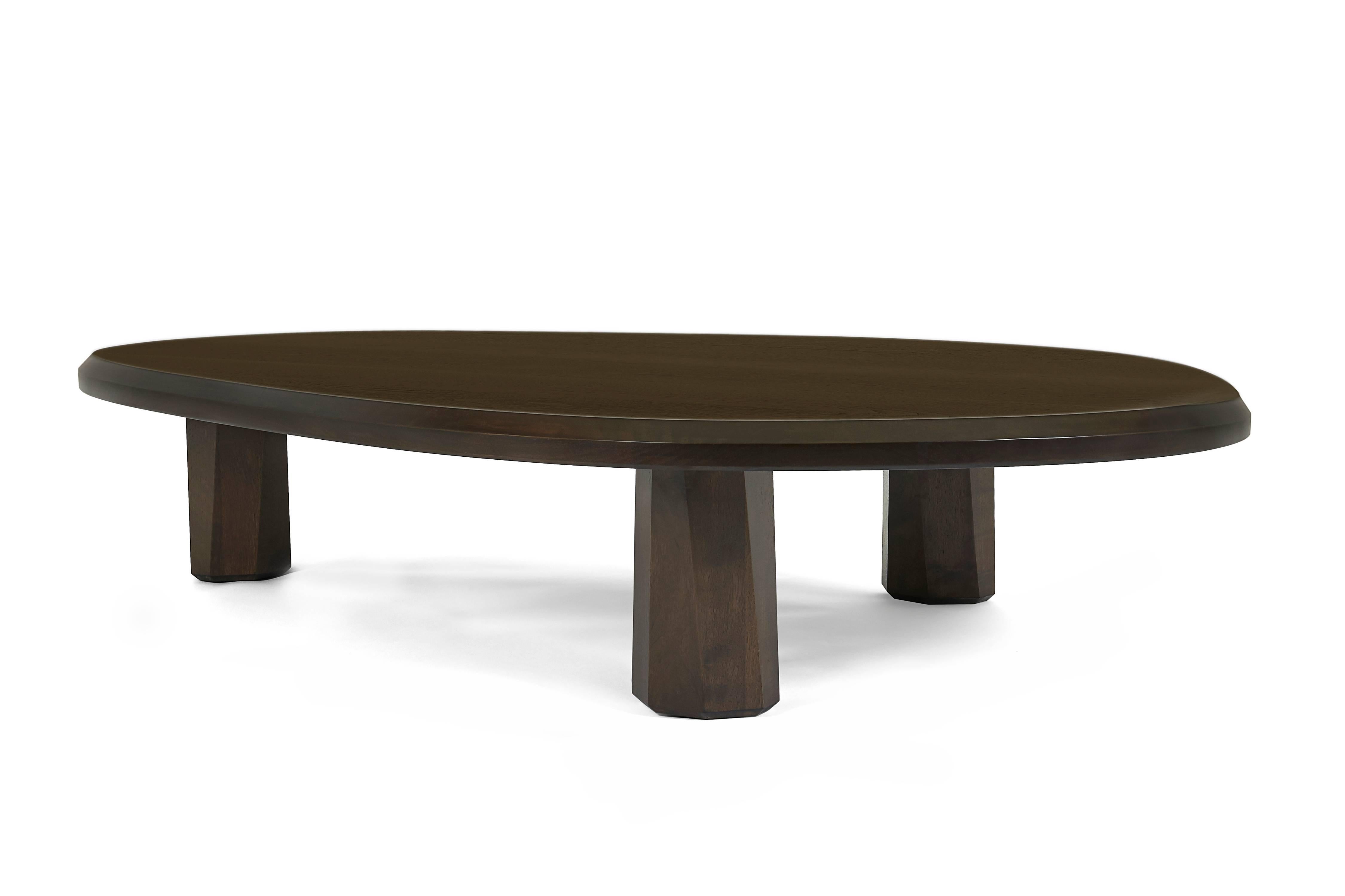 Alto Couchtisch aus massivem Nussbaumholz, geformt mit 3 Beinen (amerikanisch) im Angebot