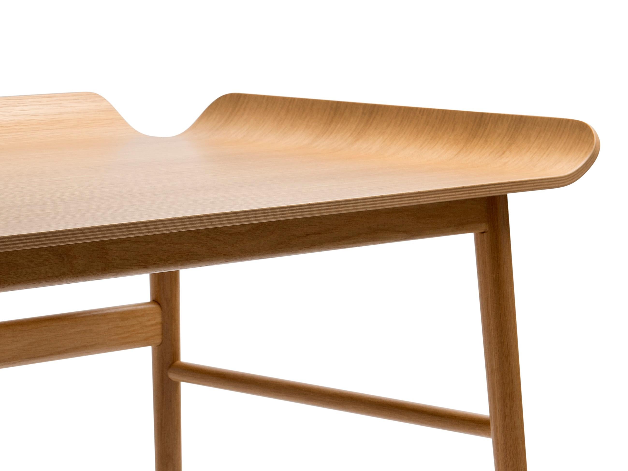 Designed by the Norwegian designer Andreas Engesvik, the Alto desk is a small, compact and elegant apartment desk in oak with a typically Scandinavian design. 8 wood finishes.