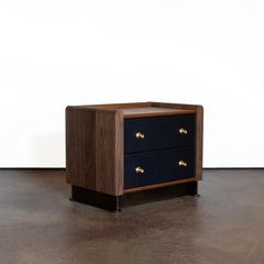 Alton moderne nachttische aus massivholz und leder von Crump and Kwash