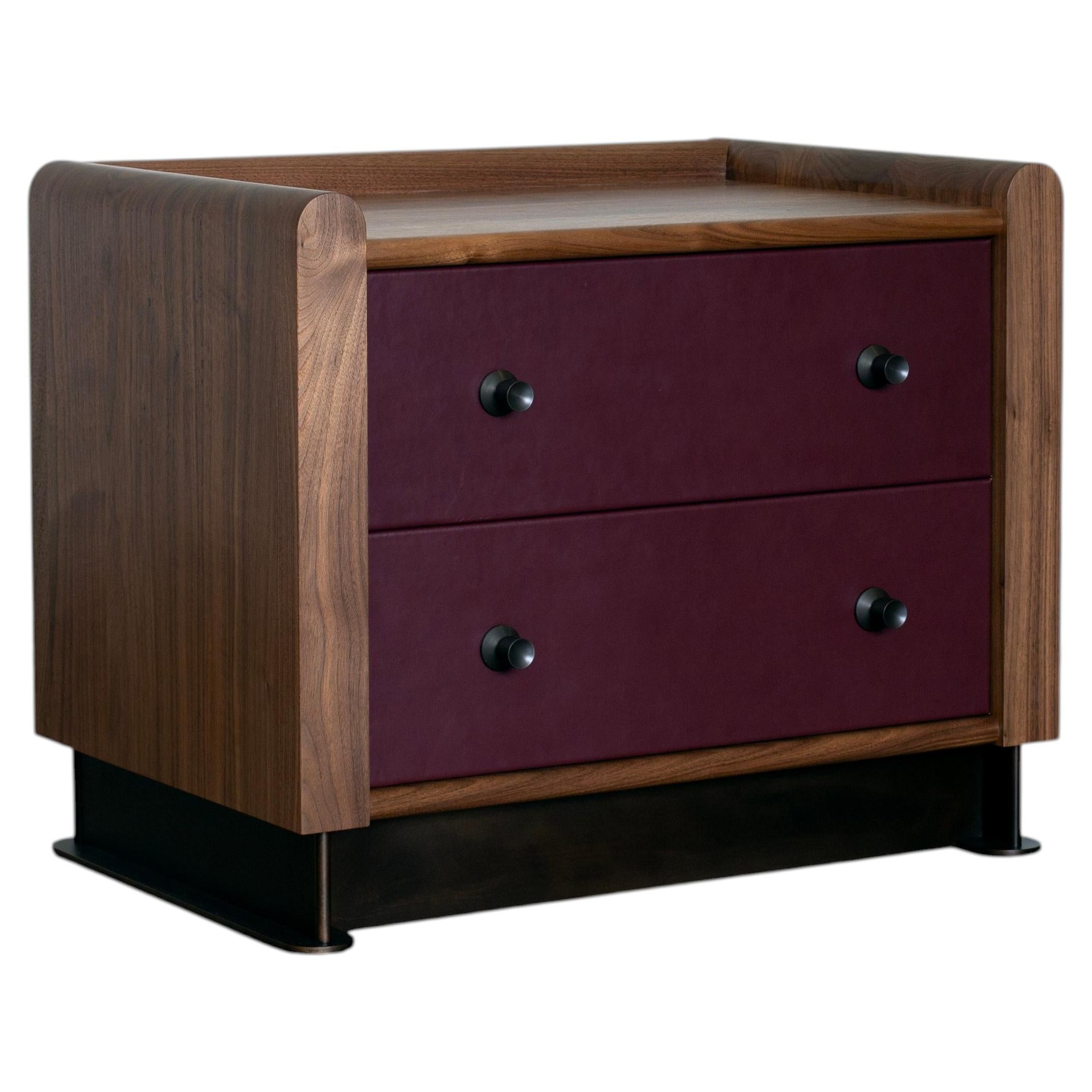 Tables de nuit modernes Alton en bois massif et cuir de Crump and Kwash
