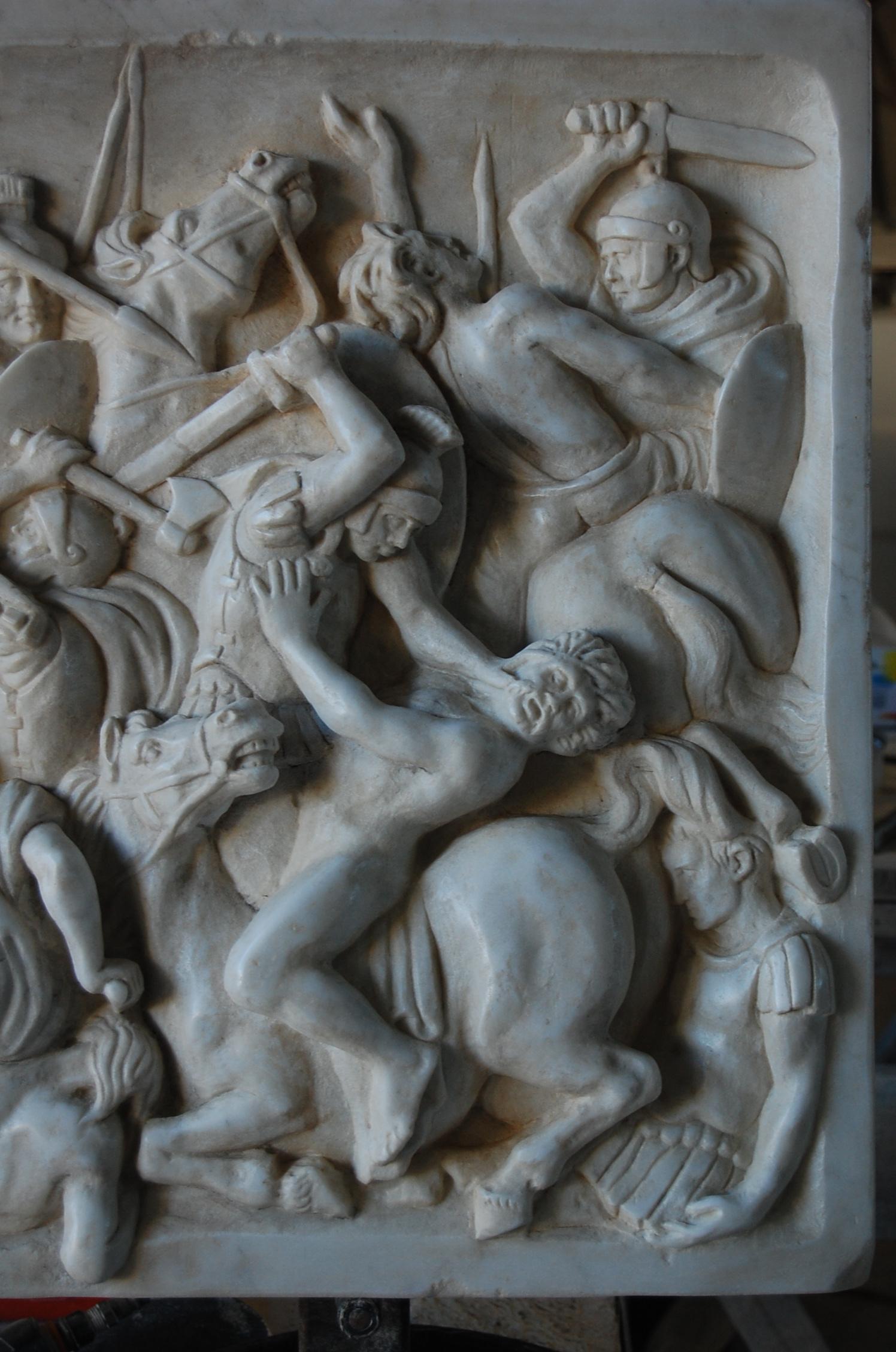 Altorilievo battaglia romana in Marmo Bianco di Carrara (Italian) im Angebot