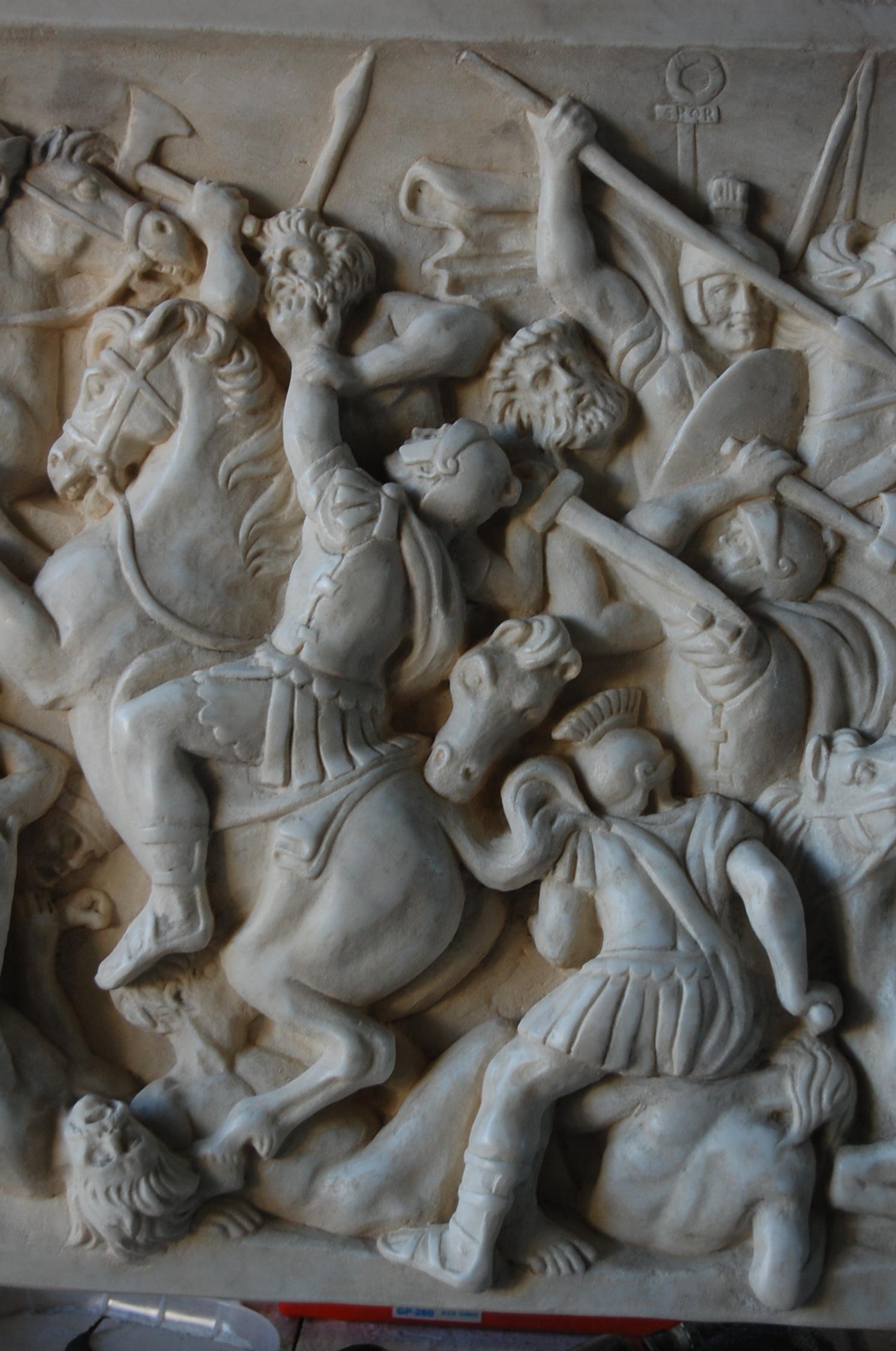 Italian Altorilievo battaglia romana in marmo bianco di Carrara For Sale