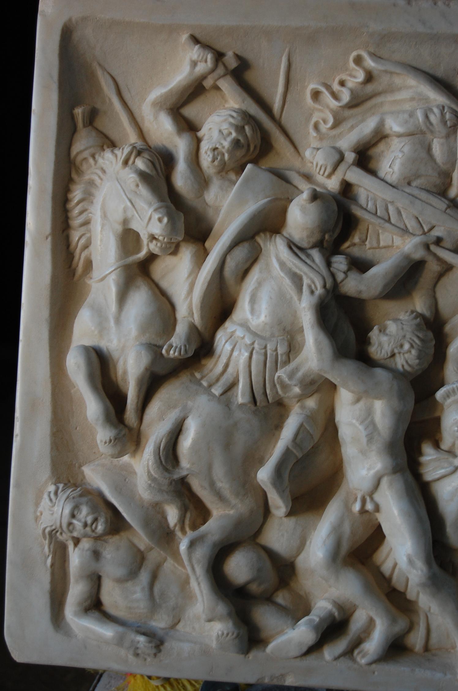 Hand-Crafted Altorilievo battaglia romana in marmo bianco di Carrara For Sale