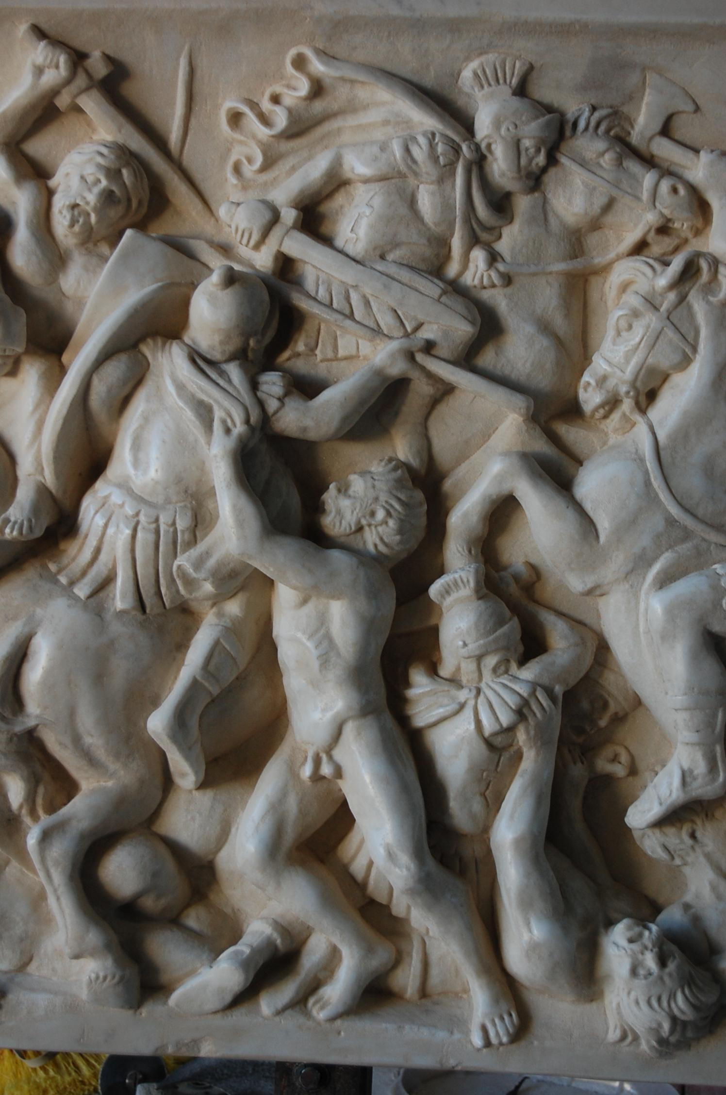 Altorilievo battaglia romana in marmo bianco di Carrara In Excellent Condition For Sale In Tarquinia, IT