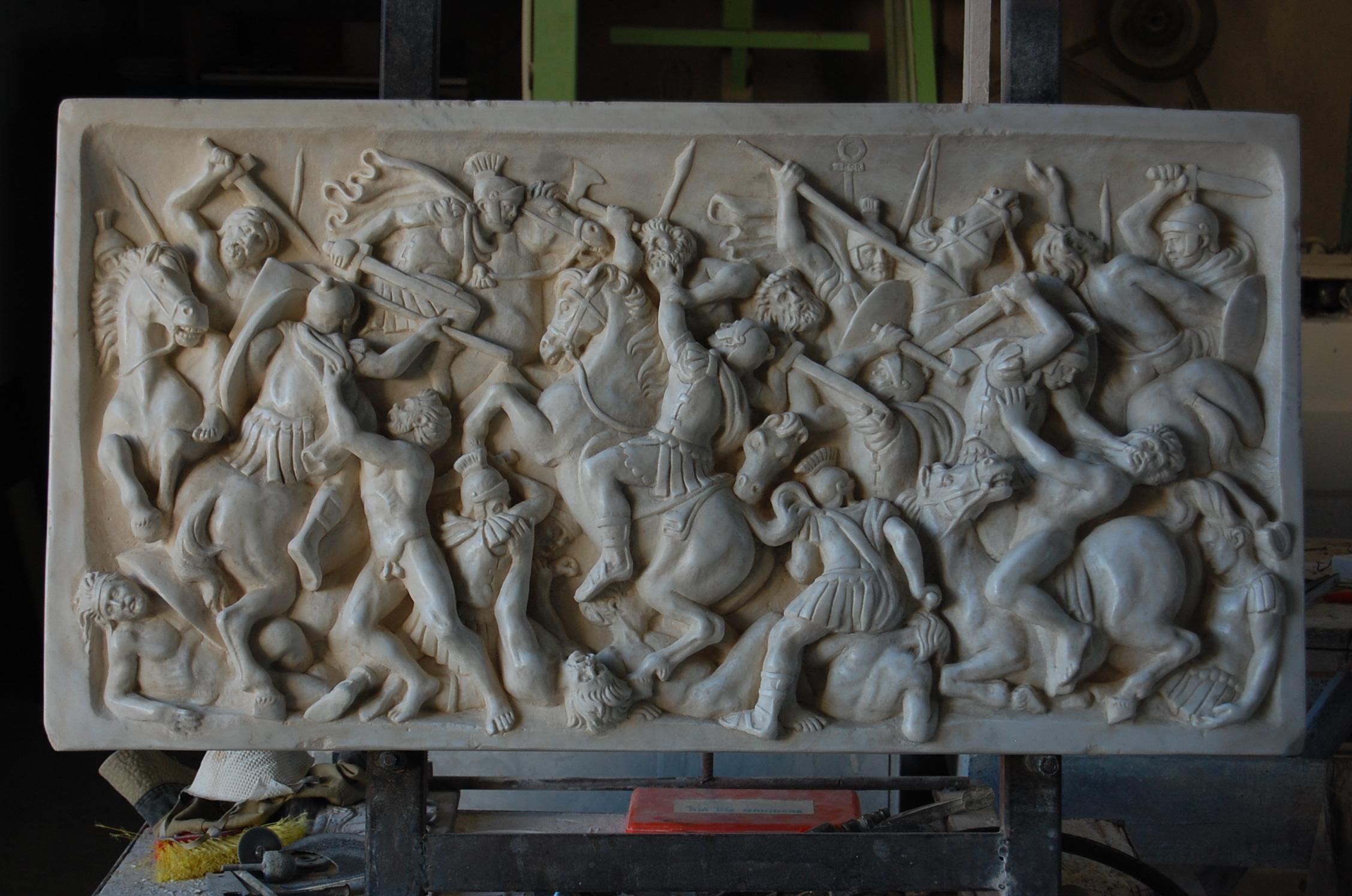 Late 20th Century Altorilievo battaglia romana in marmo bianco di Carrara For Sale