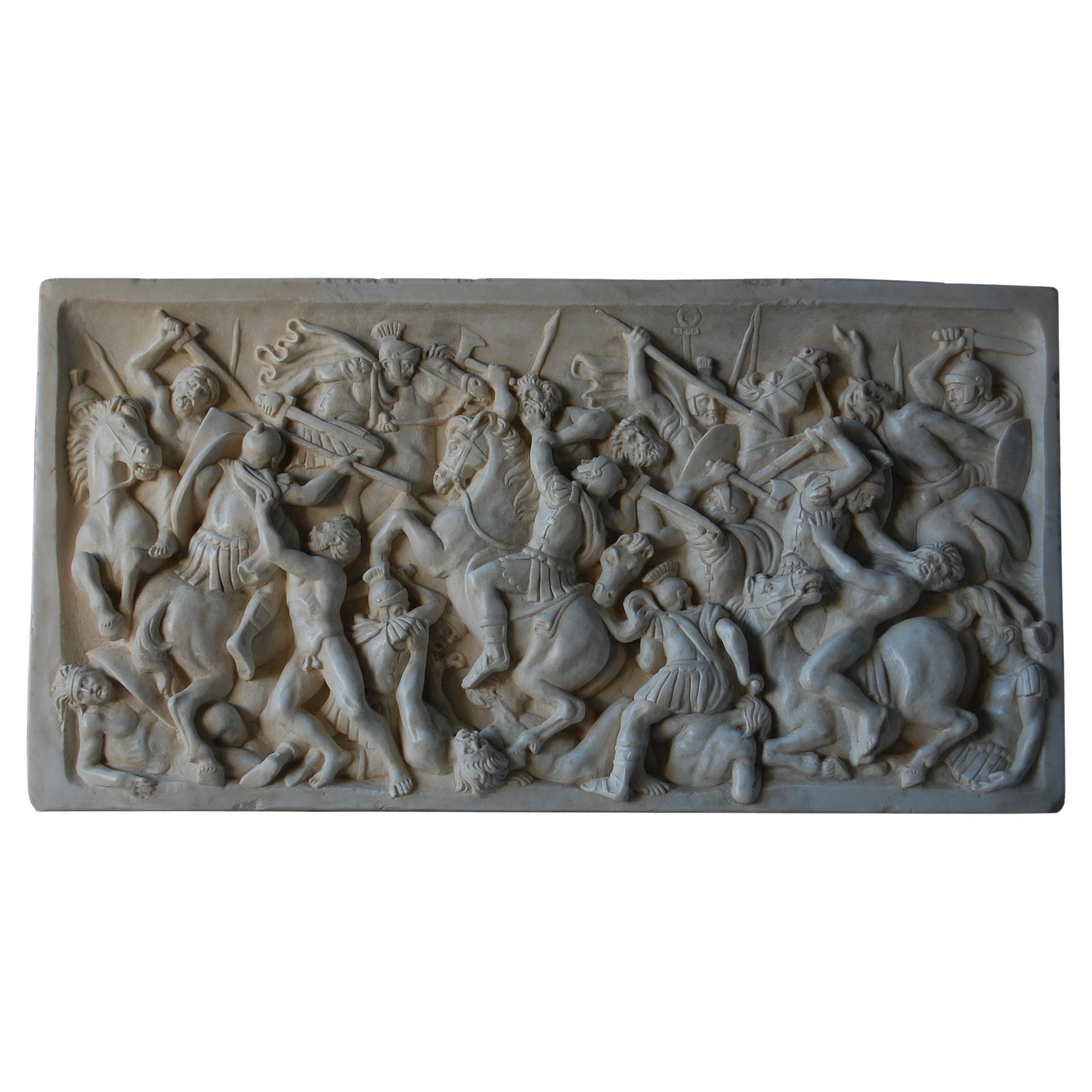 Altorilievo battaglia romana in marmo bianco di Carrara For Sale