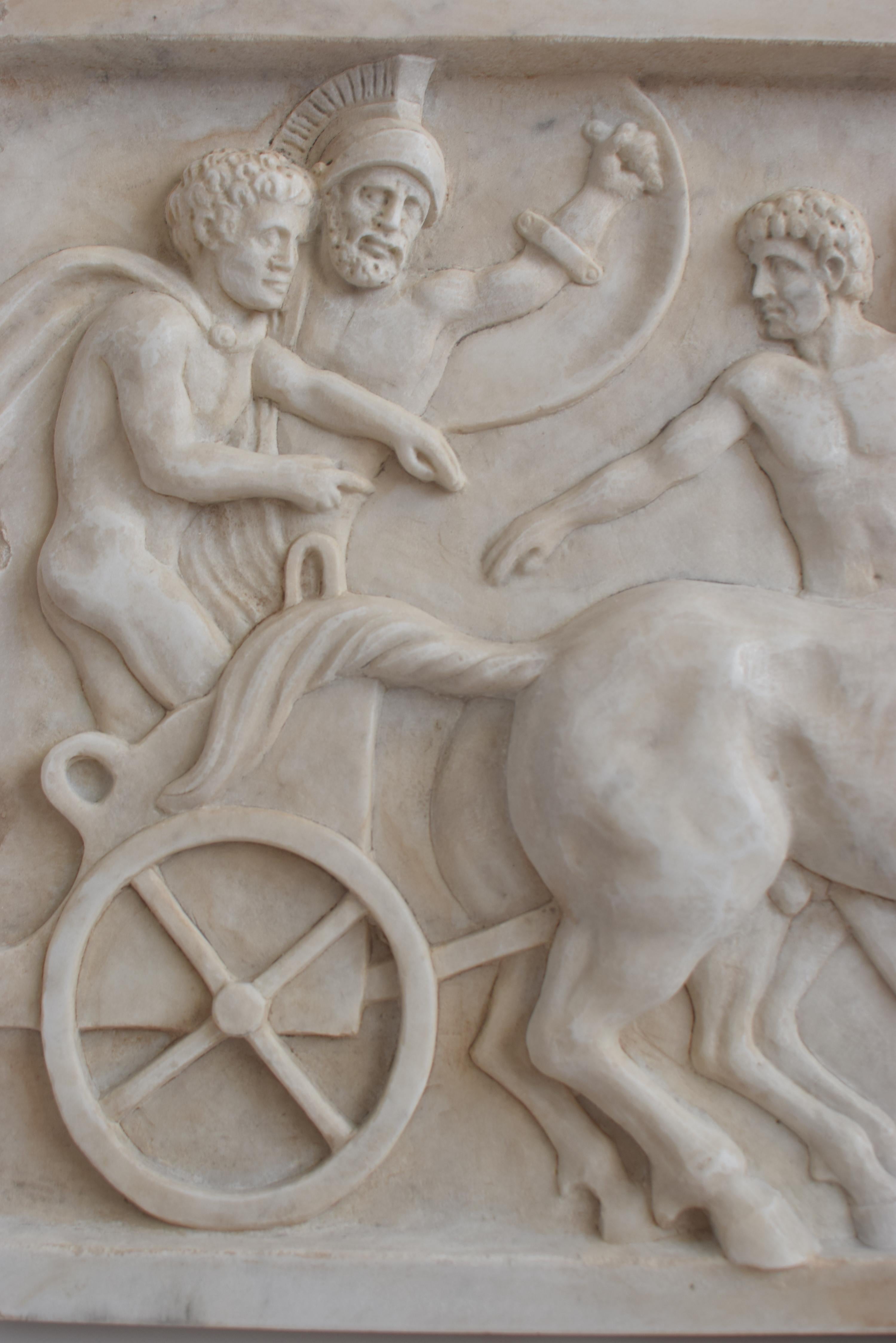 Altorilievo con scena di cavalli e bighe romane scolpito in marmo bianco Cavalli in vendita 1