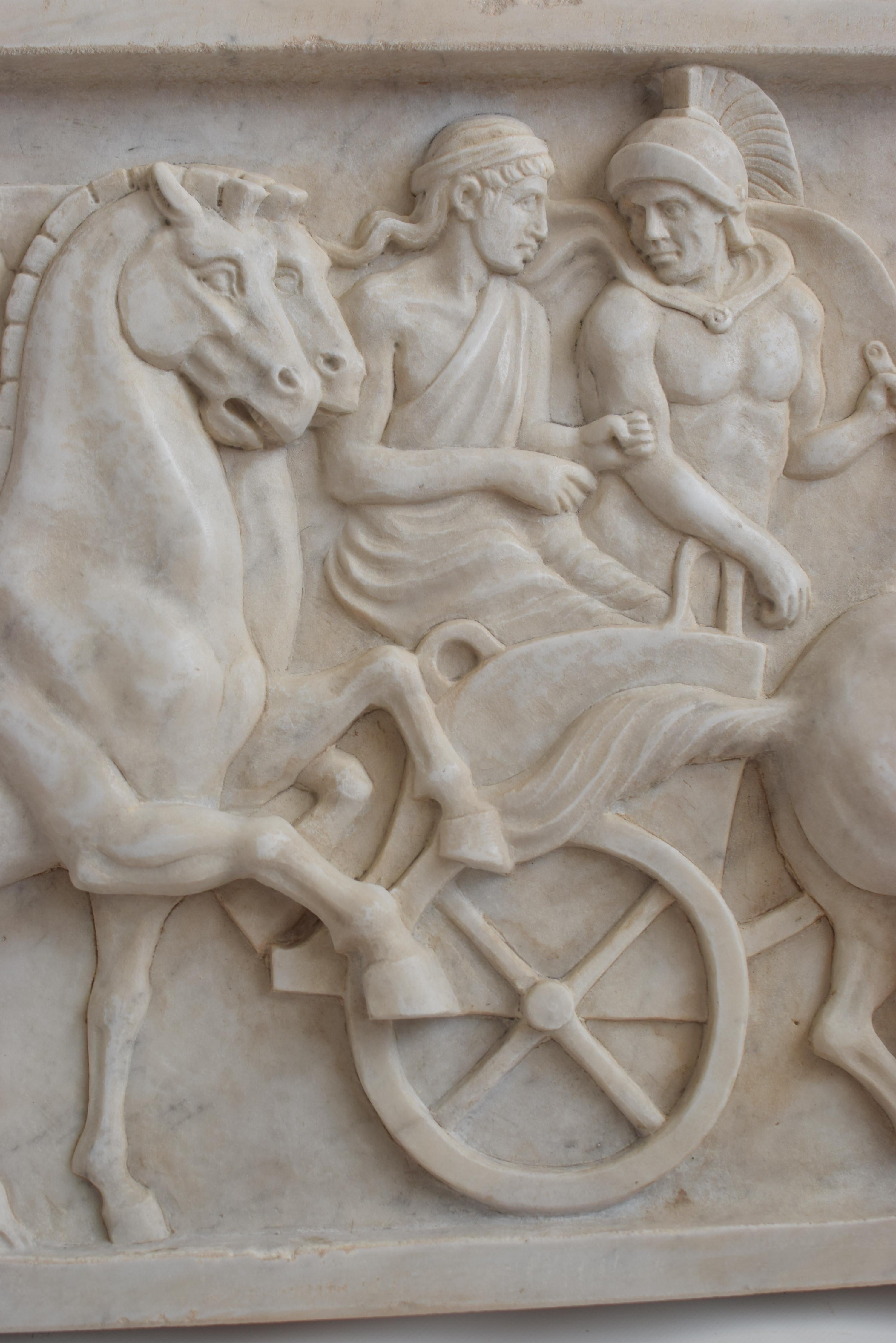 Altorilievo con scena di cavalli e bighe romane scolpito in marmo bianco Cavalli in vendita 2