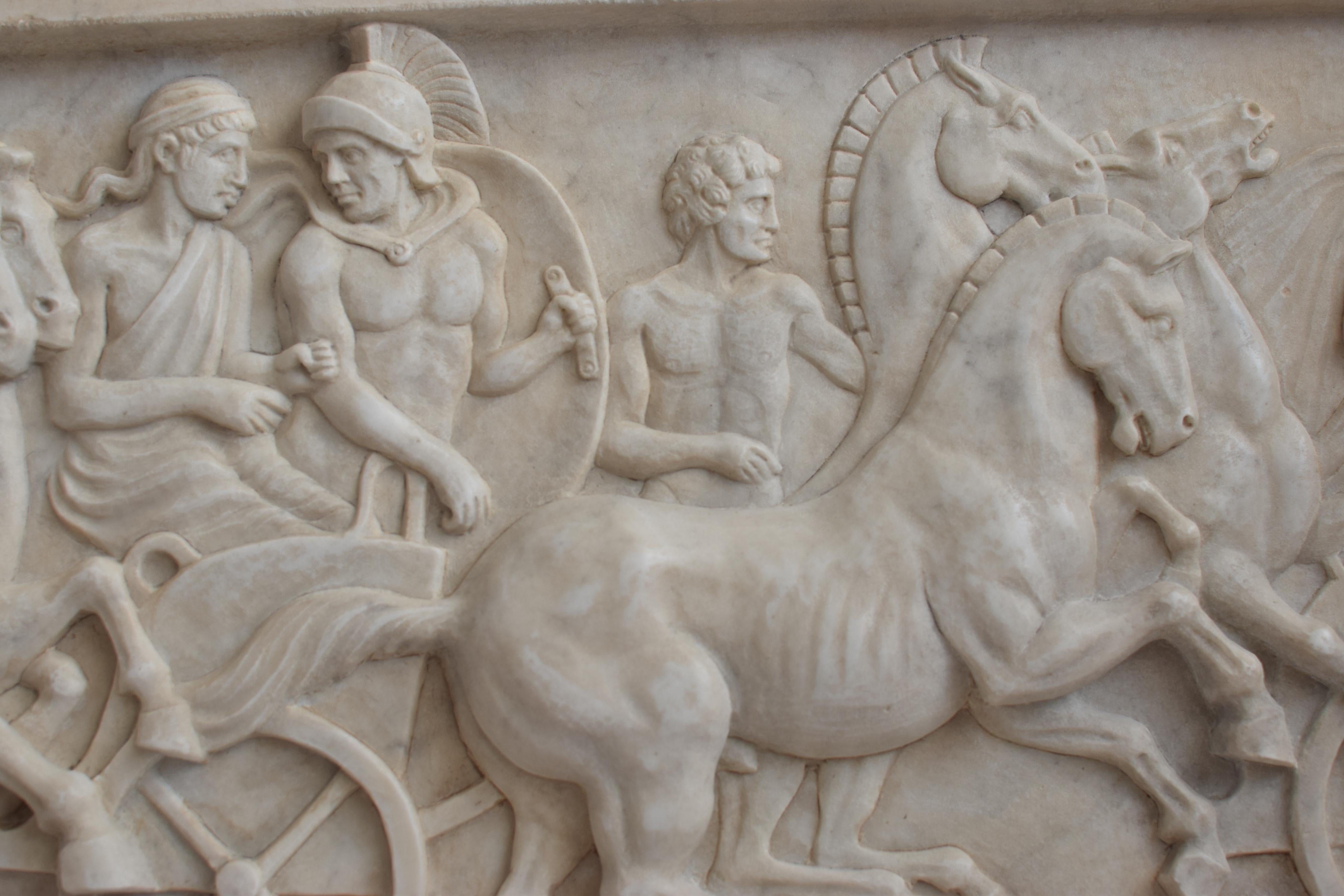 Altorilievo con scena di cavalli e bighe romane scolpito in marmo bianco Cavalli in vendita 3