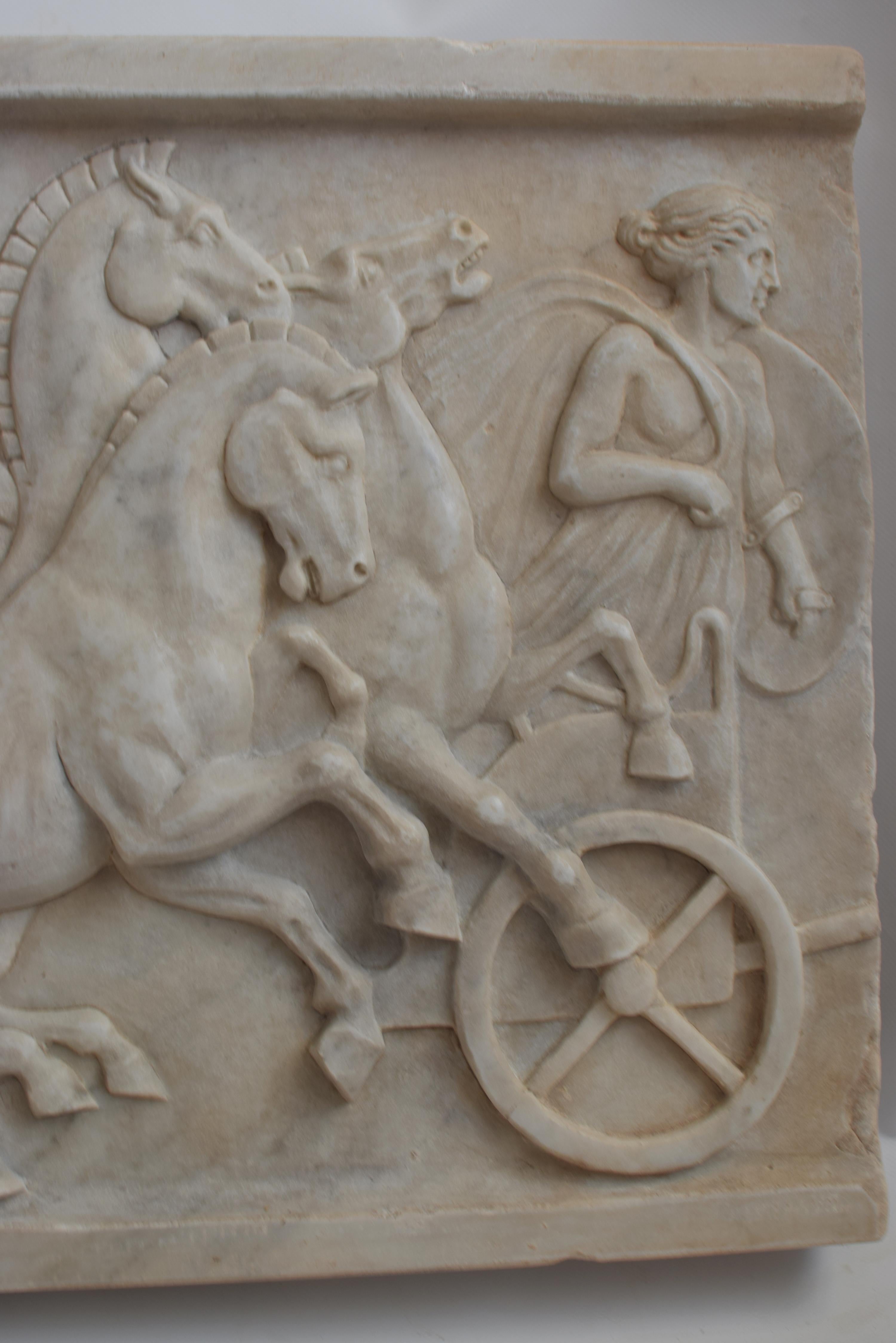 Altorilievo con scena di cavalli e bighe romane scolpito in marmo bianco Cavalli in vendita 4