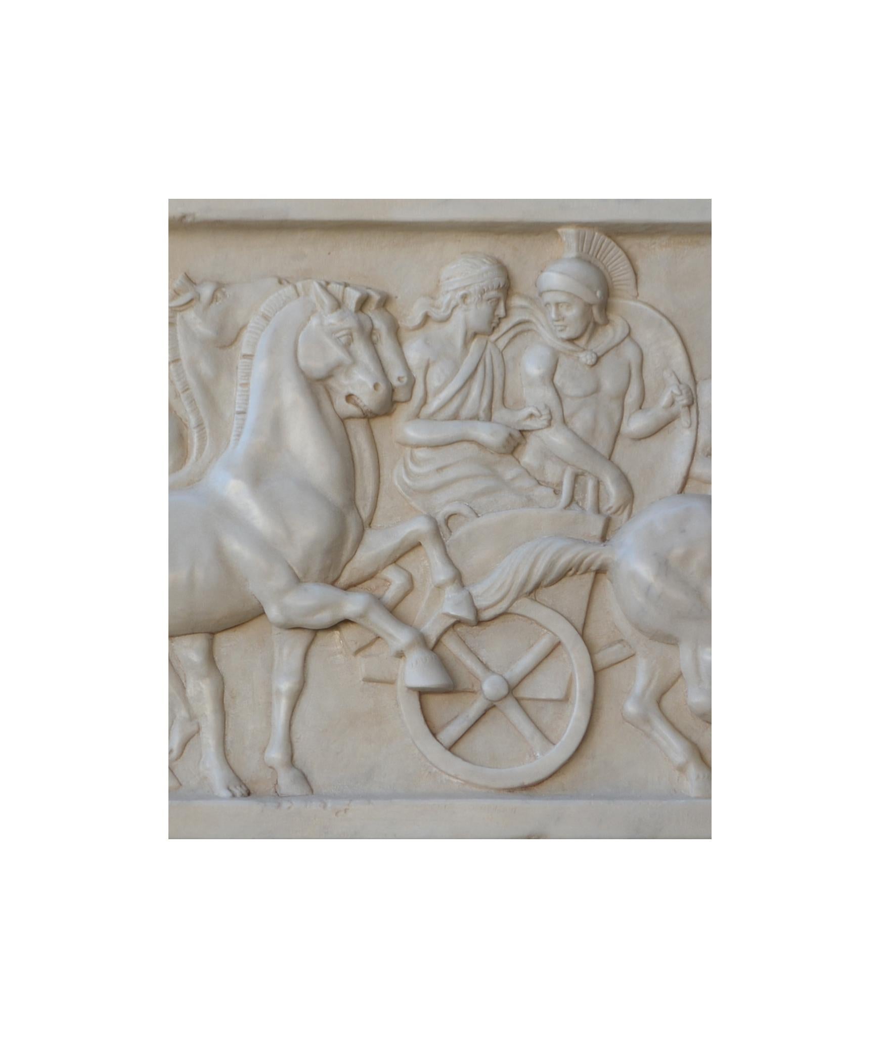 Greco Roman Altorilievo con scena di cavalli e bighe romane scolpito in marmo bianco Carrara For Sale