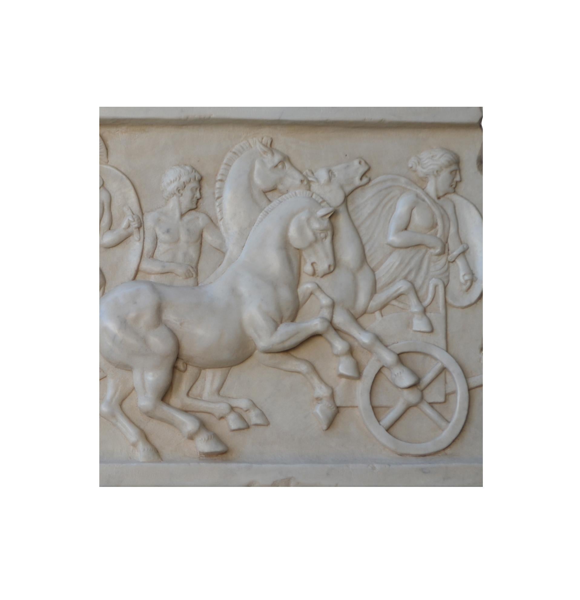 Italian Altorilievo con scena di cavalli e bighe romane scolpito in marmo bianco Carrara For Sale