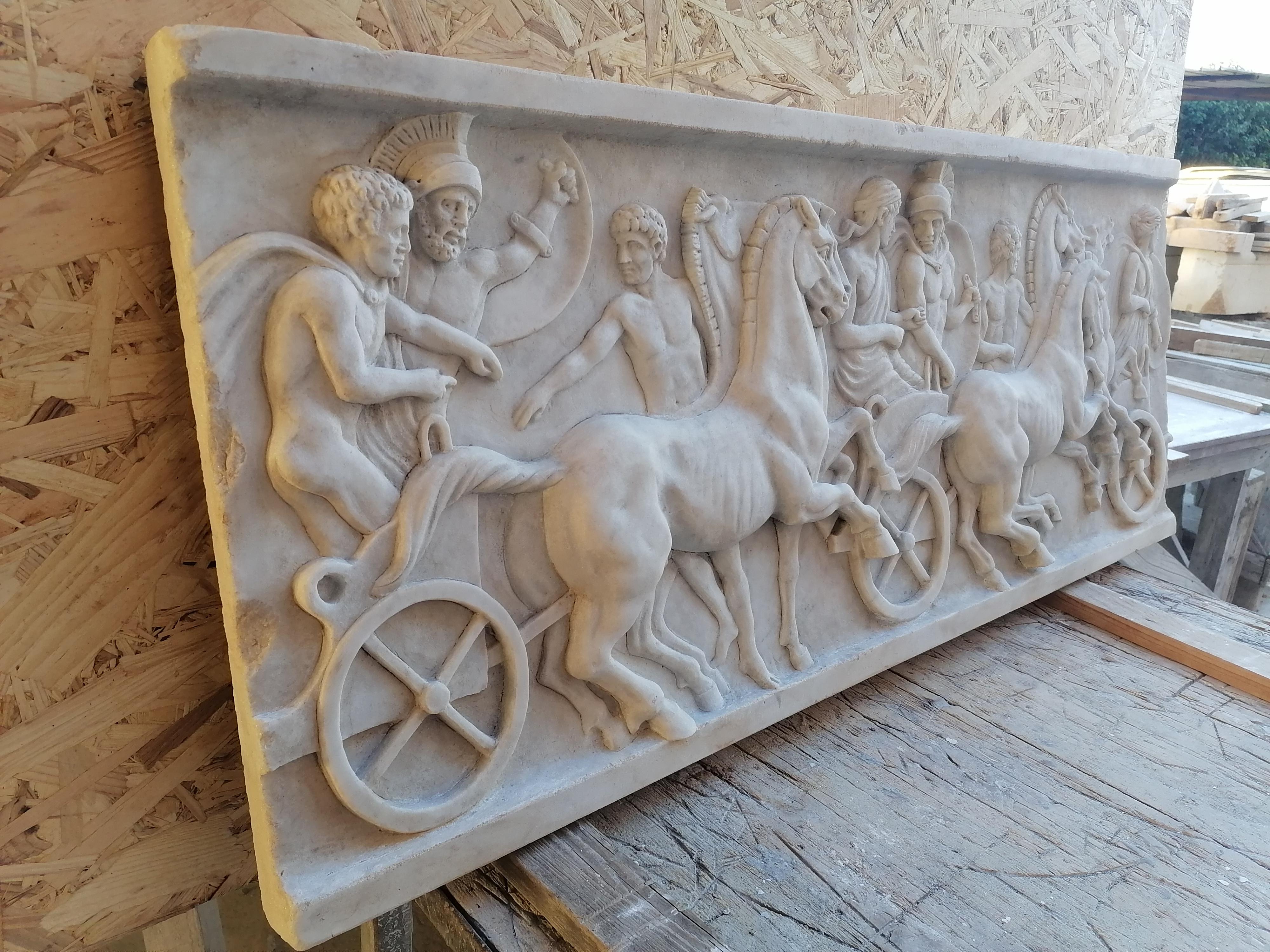Fatto a mano Altorilievo con scena di cavalli e bighe romane scolpito in marmo bianco Cavalli in vendita