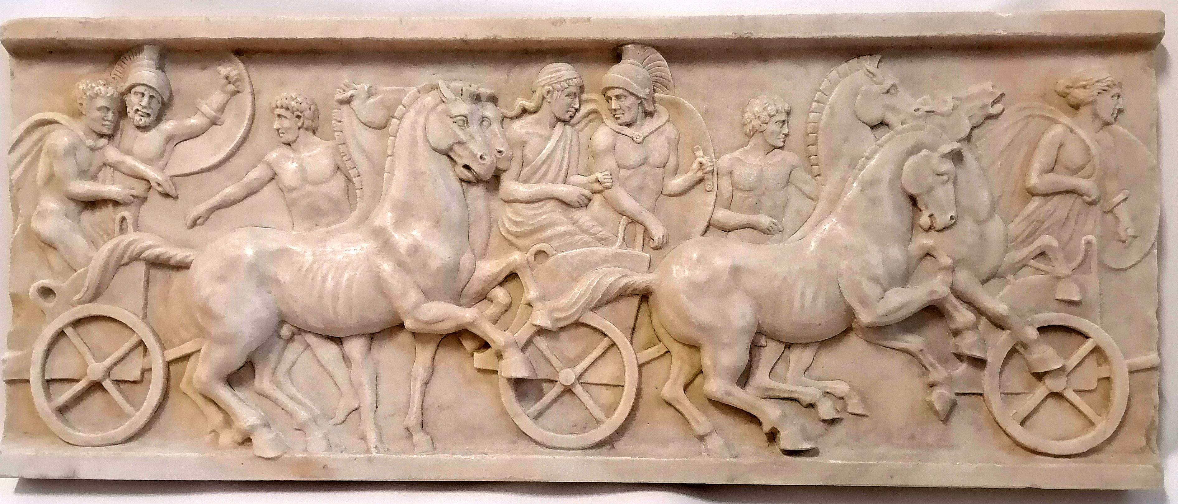 Altorilievo con scena di cavalli e bighe romane scolpito in marmo bianco Cavalli In condizioni ottime in vendita a Tarquinia, IT