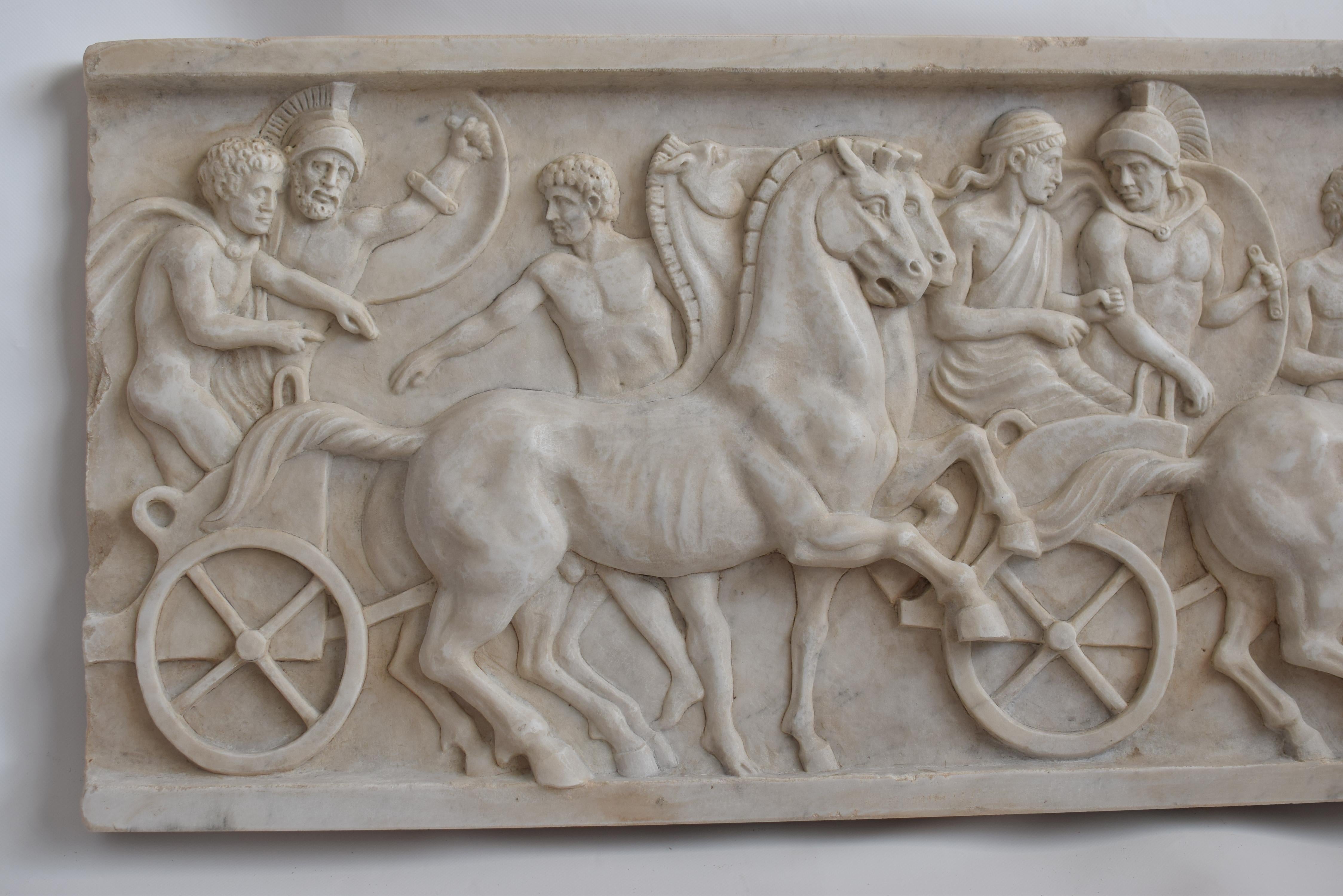 Periodo contemporaneo Altorilievo con scena di cavalli e bighe romane scolpito in marmo bianco Cavalli in vendita