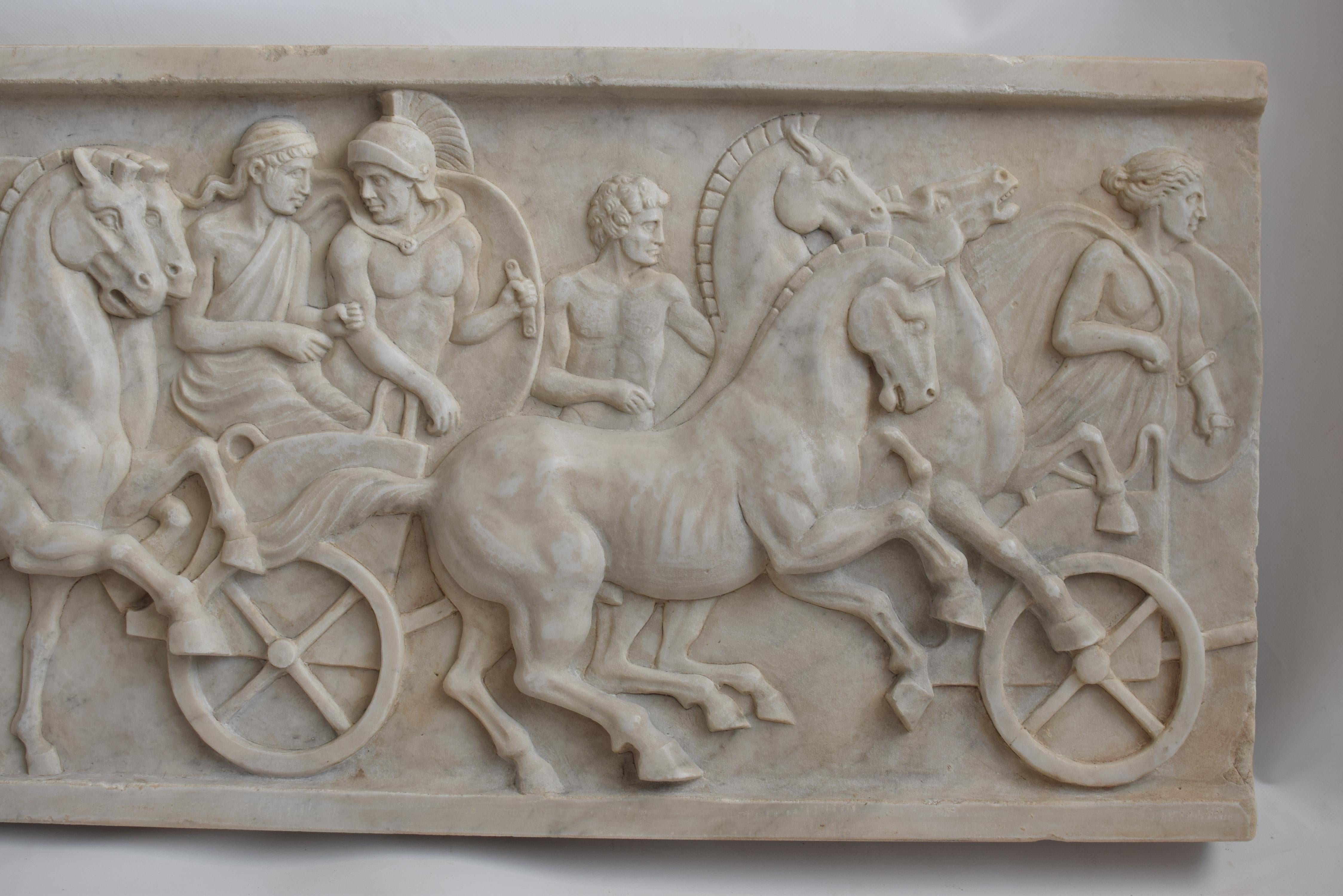 Marmo di Carrara Altorilievo con scena di cavalli e bighe romane scolpito in marmo bianco Cavalli in vendita