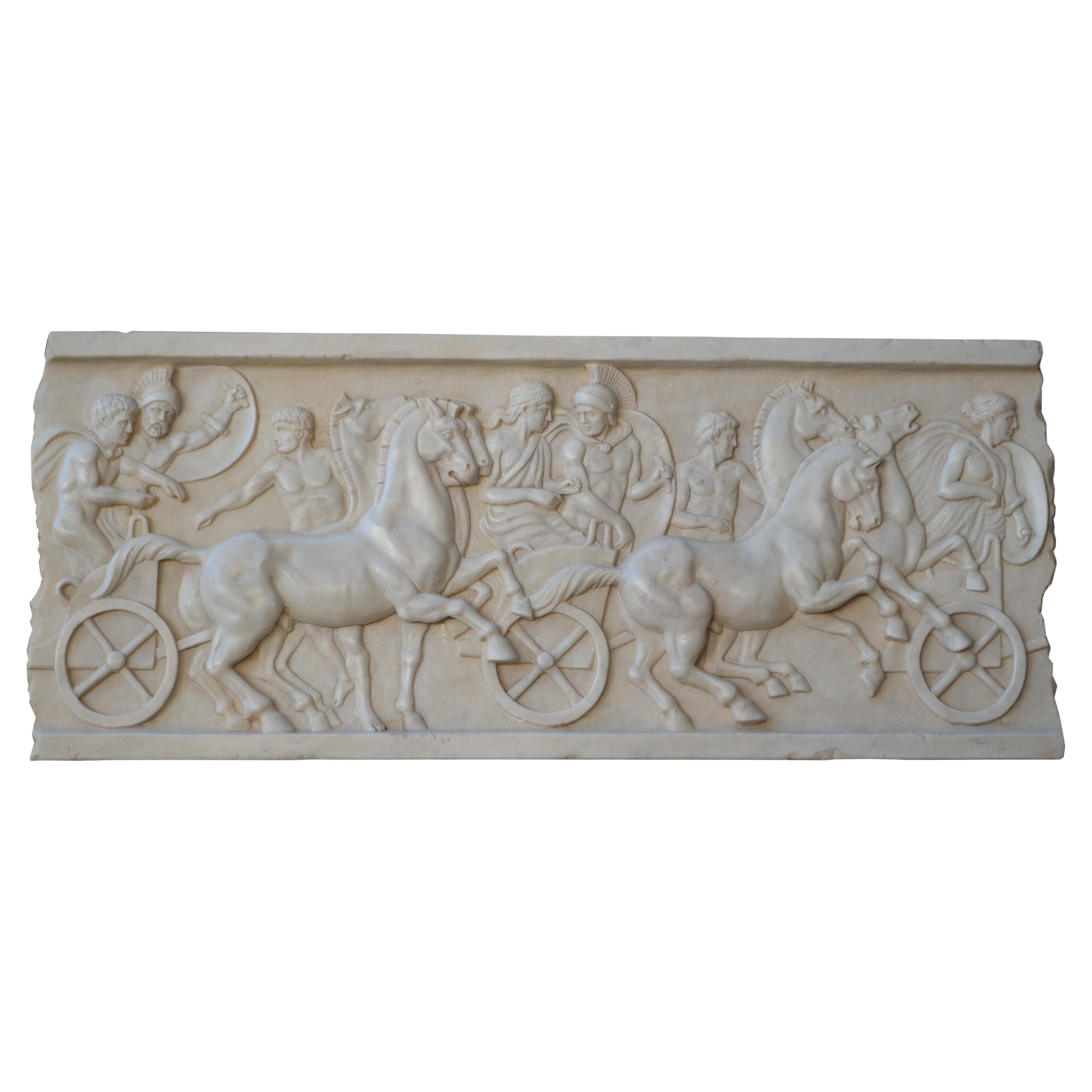Altorilievo con scena di cavalli e bighe romane scolpito in marmo bianco Carrara