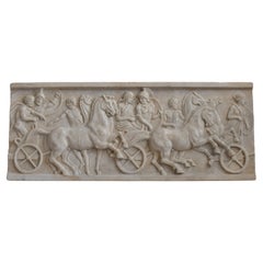 Altorilievo con scena di cavalli e bighe romane scolpito in marmo bianco Carrara