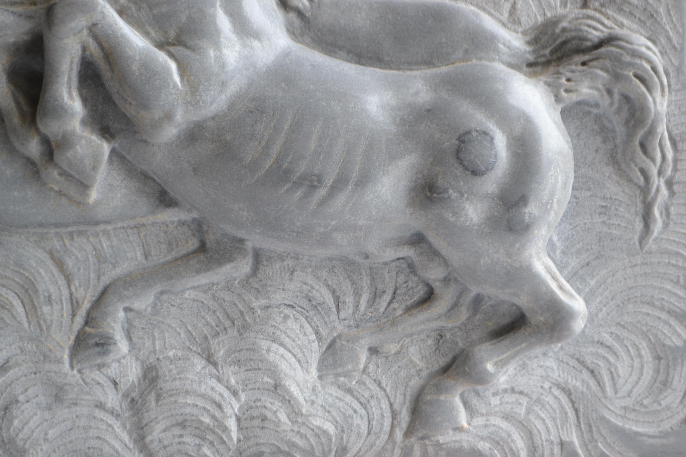 High relief of running horses carved on Italian Bardiglio marble In Good Condition For Sale In Tarquinia, IT