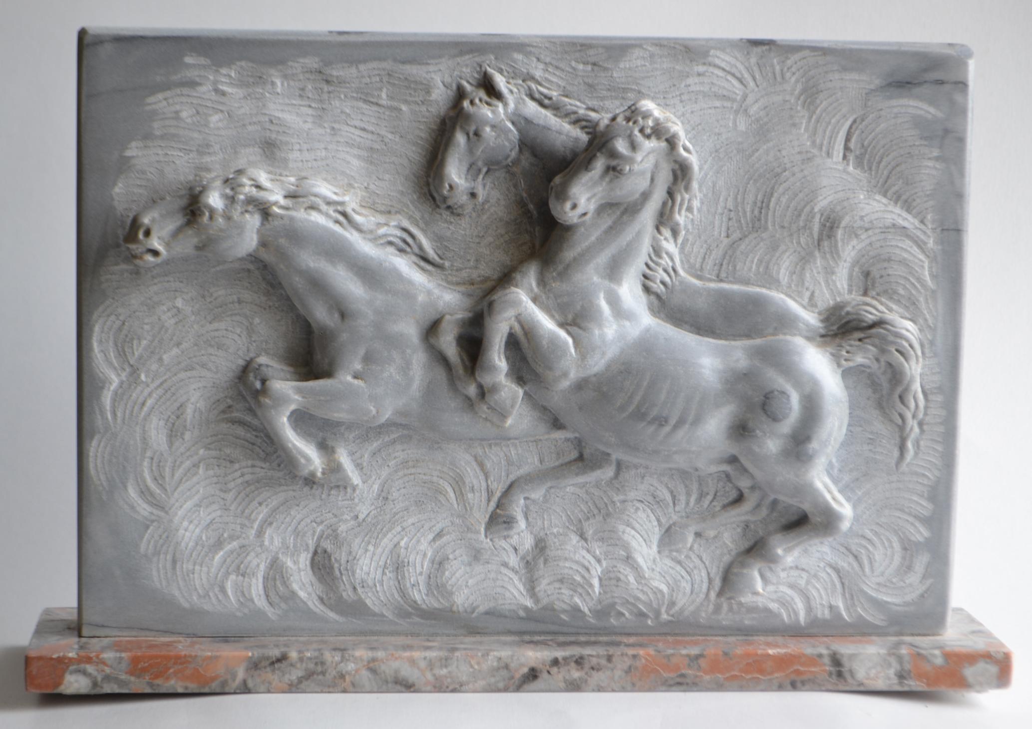 Marbre de Carrare Haut-relief de chevaux de course sculptés sur du marbre italien de Bardiglio en vente