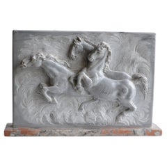 Haut-relief de chevaux de course sculptés sur du marbre italien de Bardiglio