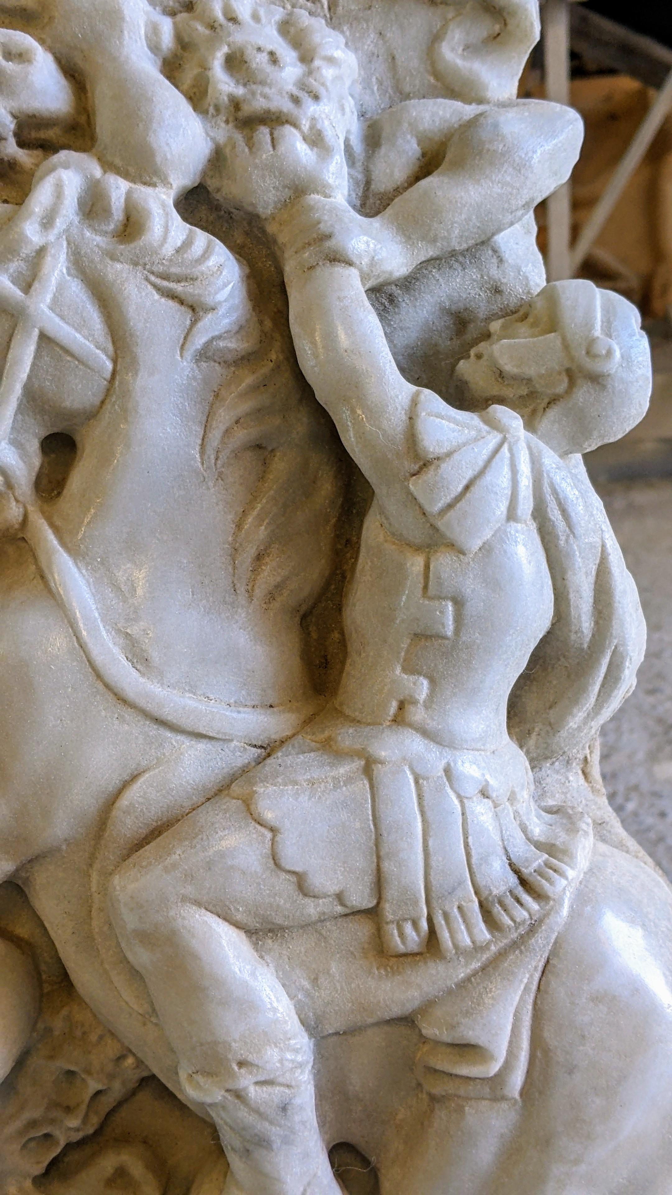 Altorilievo (frammento), di battaglia romana su marmo bianco di Carrara For Sale 2