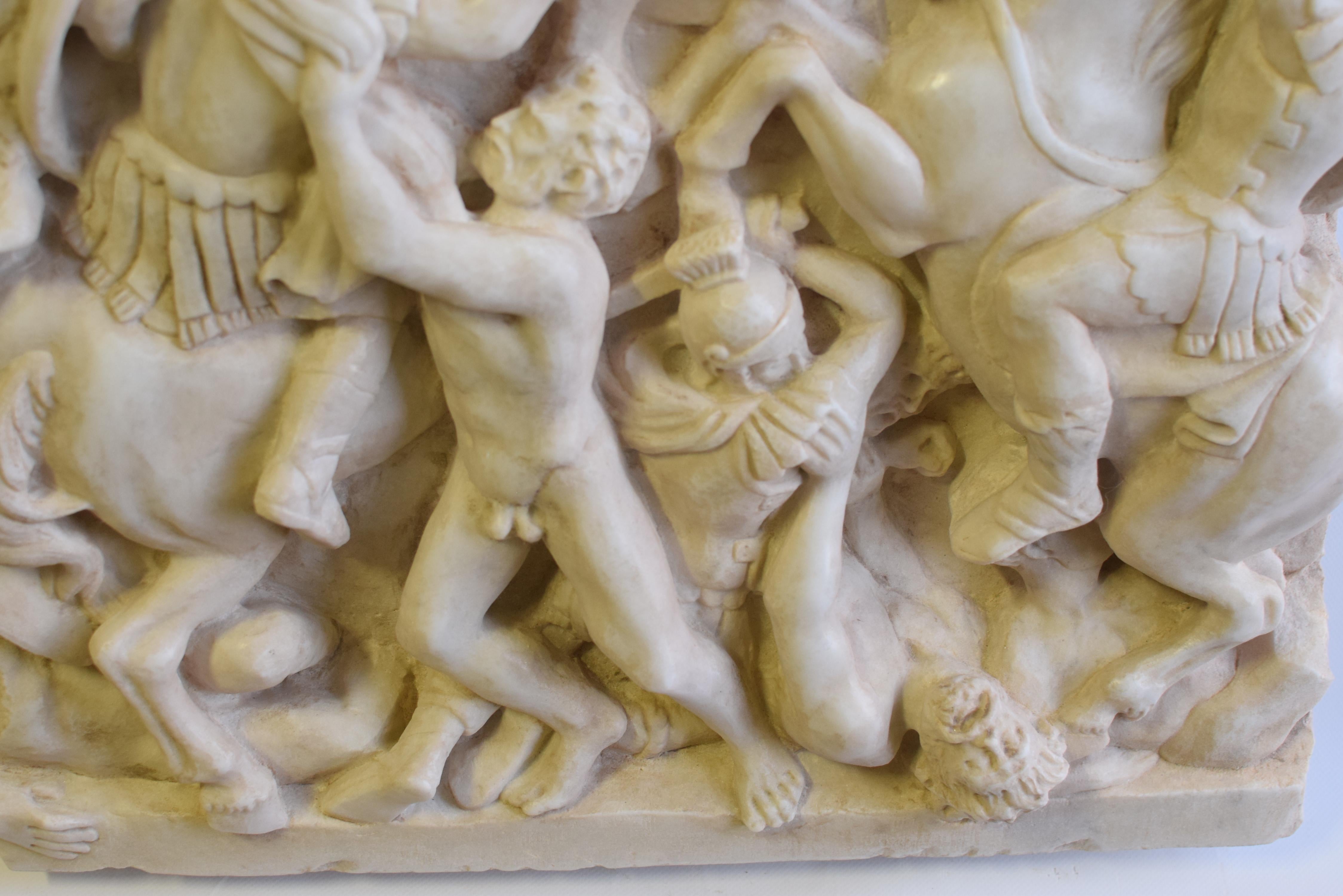 Altorilievo (frammento), di battaglia romana su marmo bianco di Carrara For Sale 3