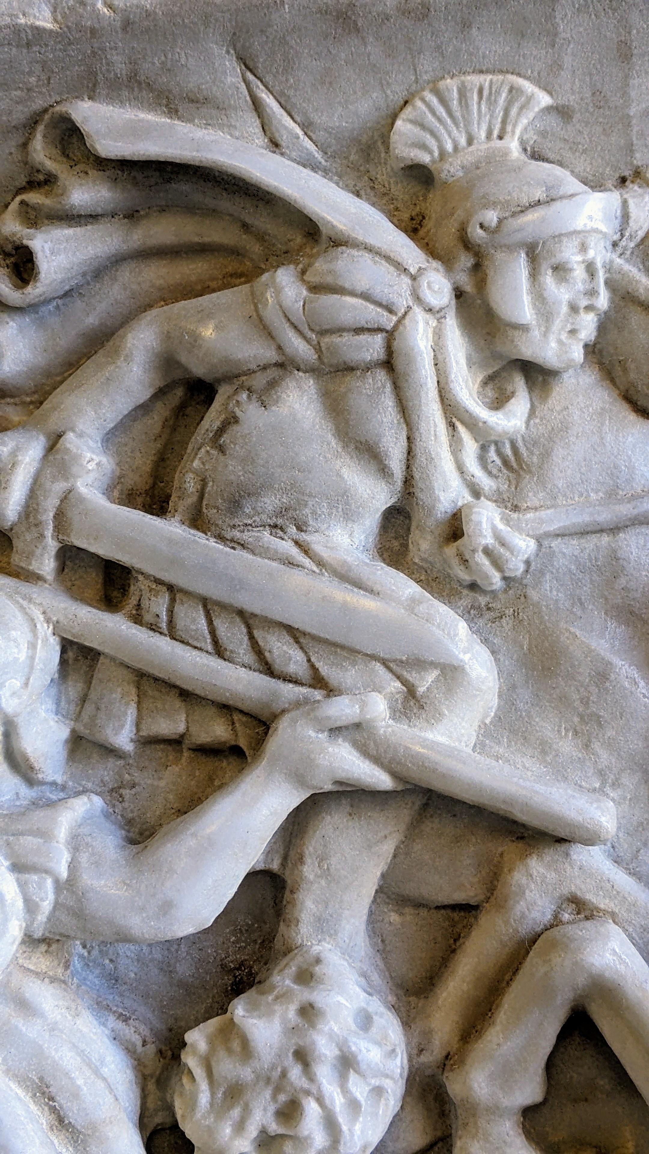 Altorilievo (frammento), di battaglia romana su marmo bianco di Carrara For Sale 4