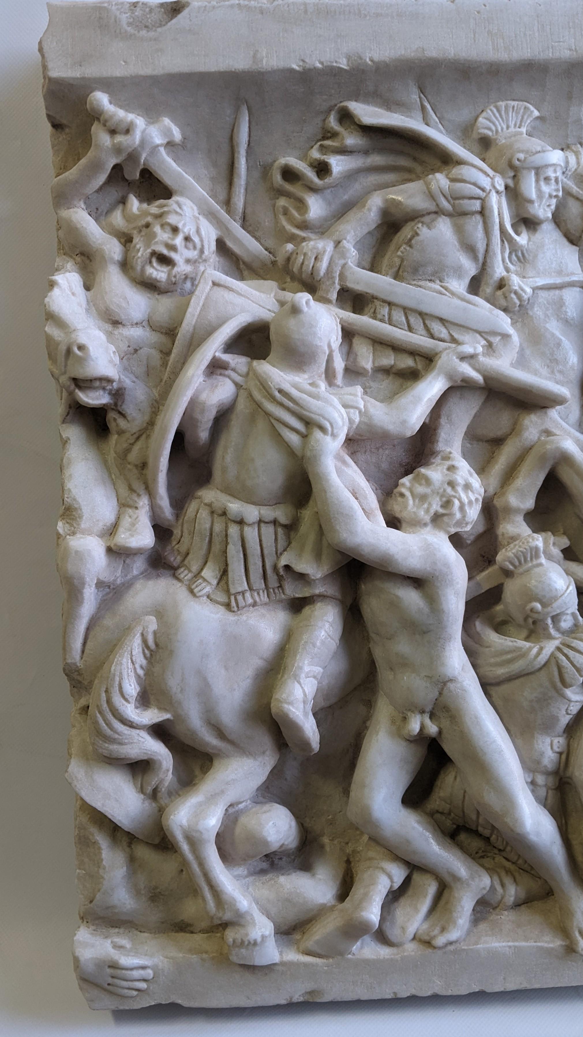 Classical Roman Altorilievo (frammento), di battaglia romana su marmo bianco di Carrara For Sale