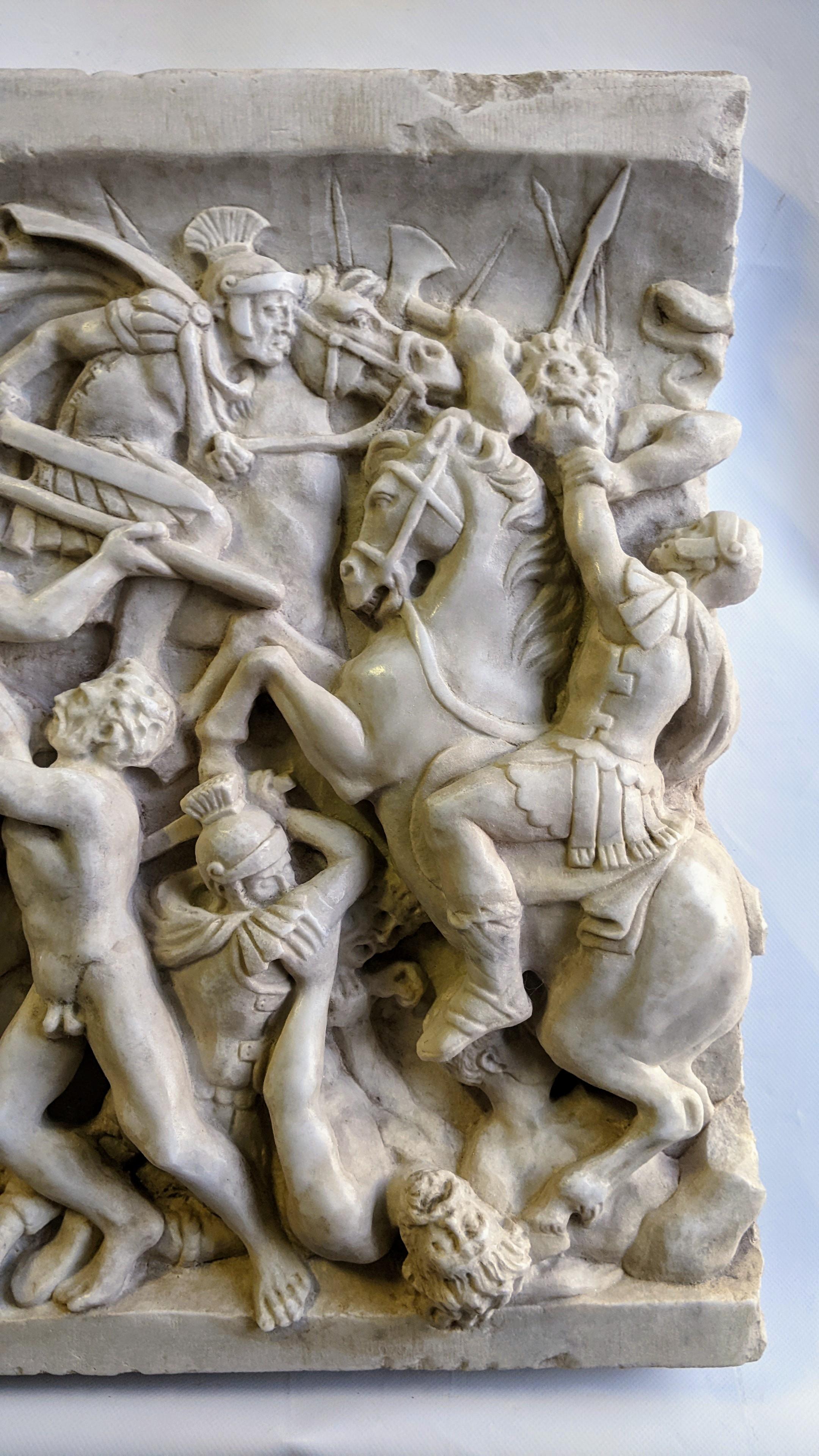 Italian Altorilievo (frammento), di battaglia romana su marmo bianco di Carrara For Sale