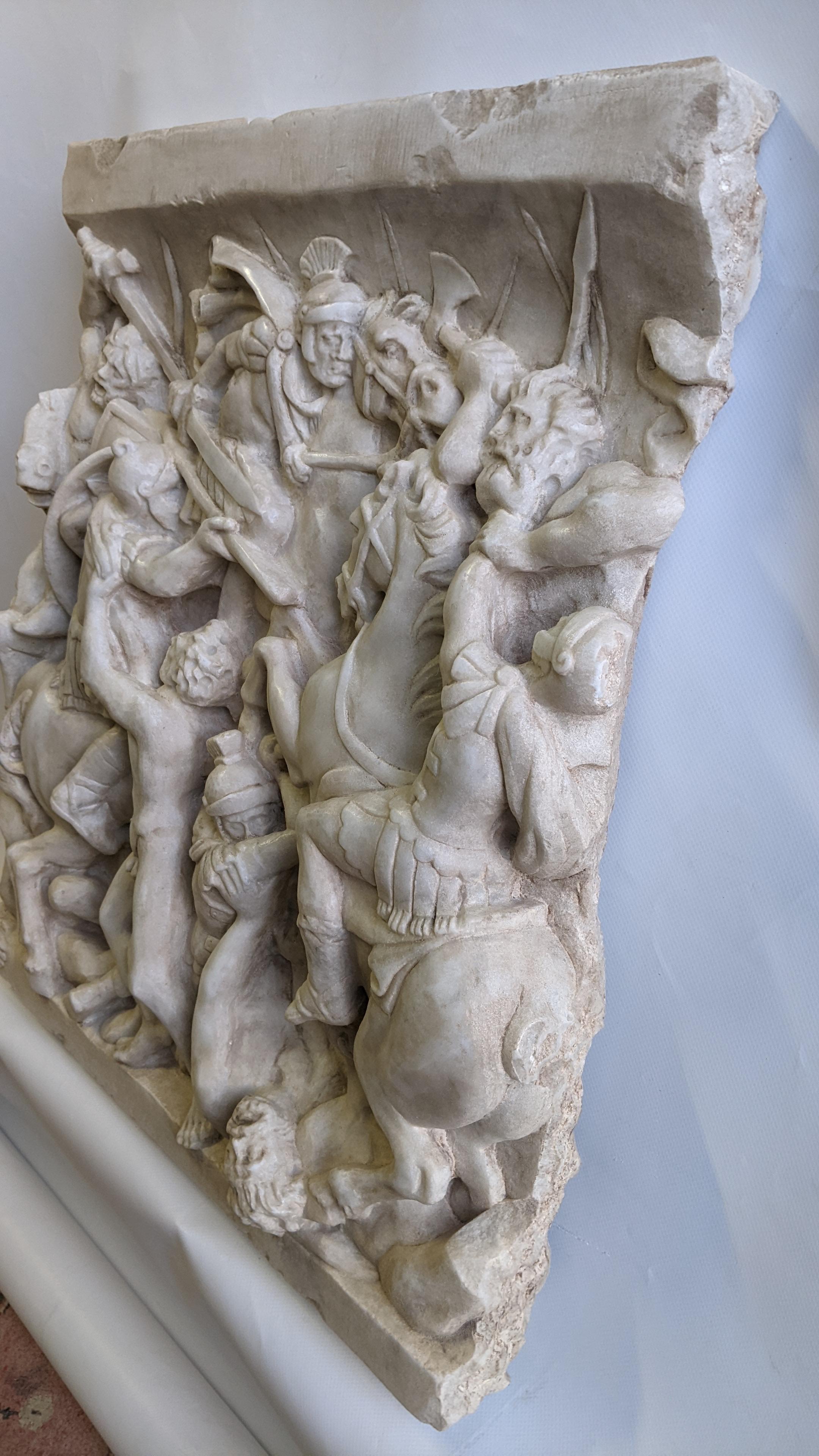Hand-Crafted Altorilievo (frammento), di battaglia romana su marmo bianco di Carrara For Sale