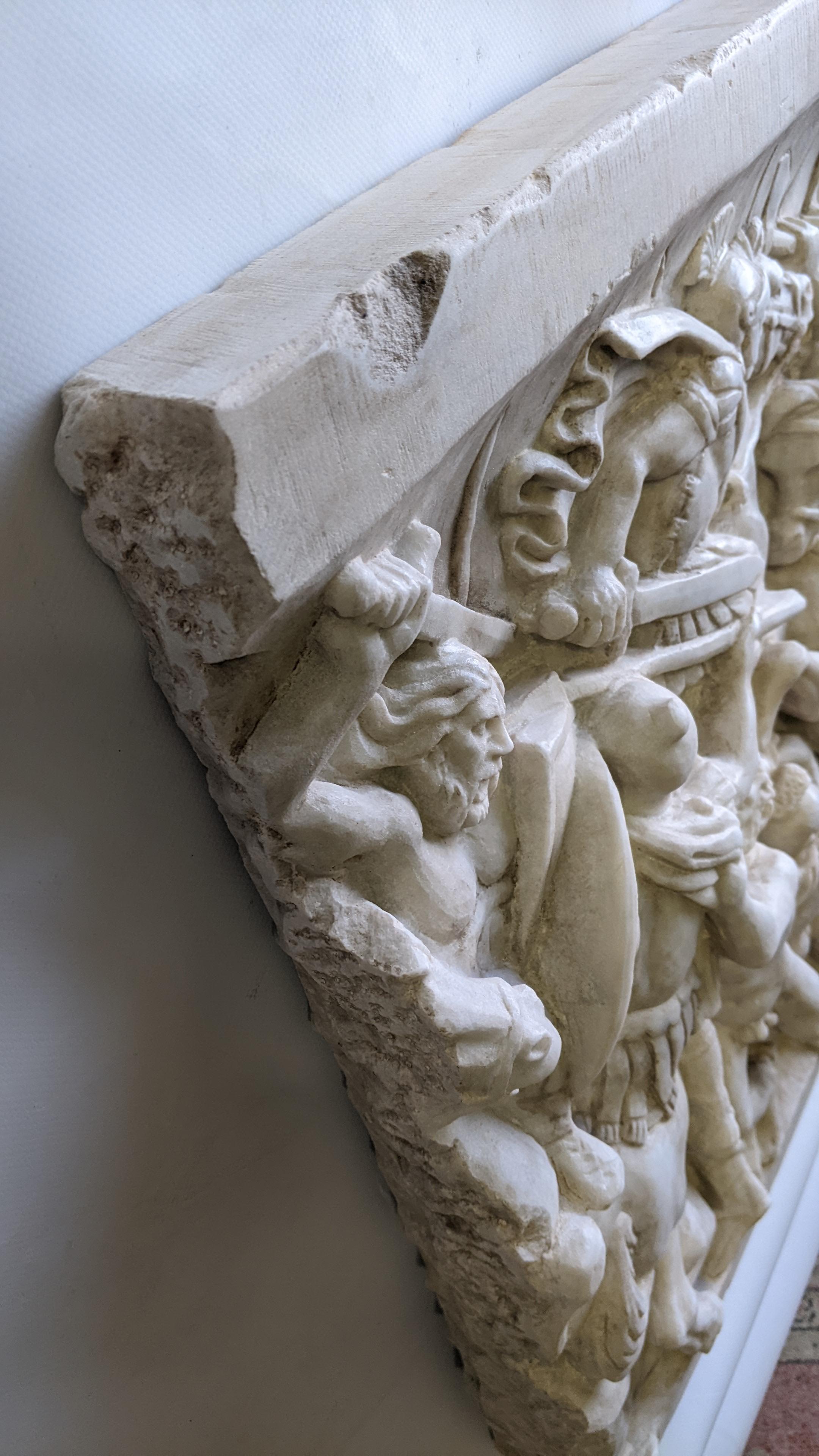 Altorilievo (frammento), di battaglia romana su marmo bianco di Carrara In Good Condition For Sale In Tarquinia, IT
