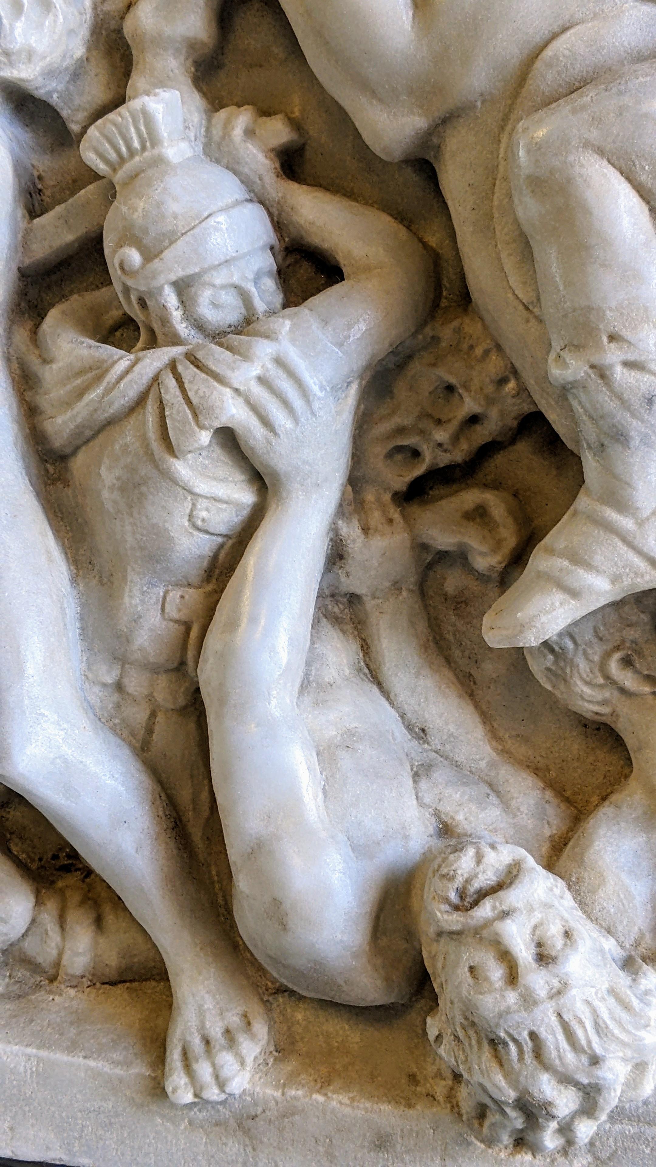 Contemporary Altorilievo (frammento), di battaglia romana su marmo bianco di Carrara For Sale