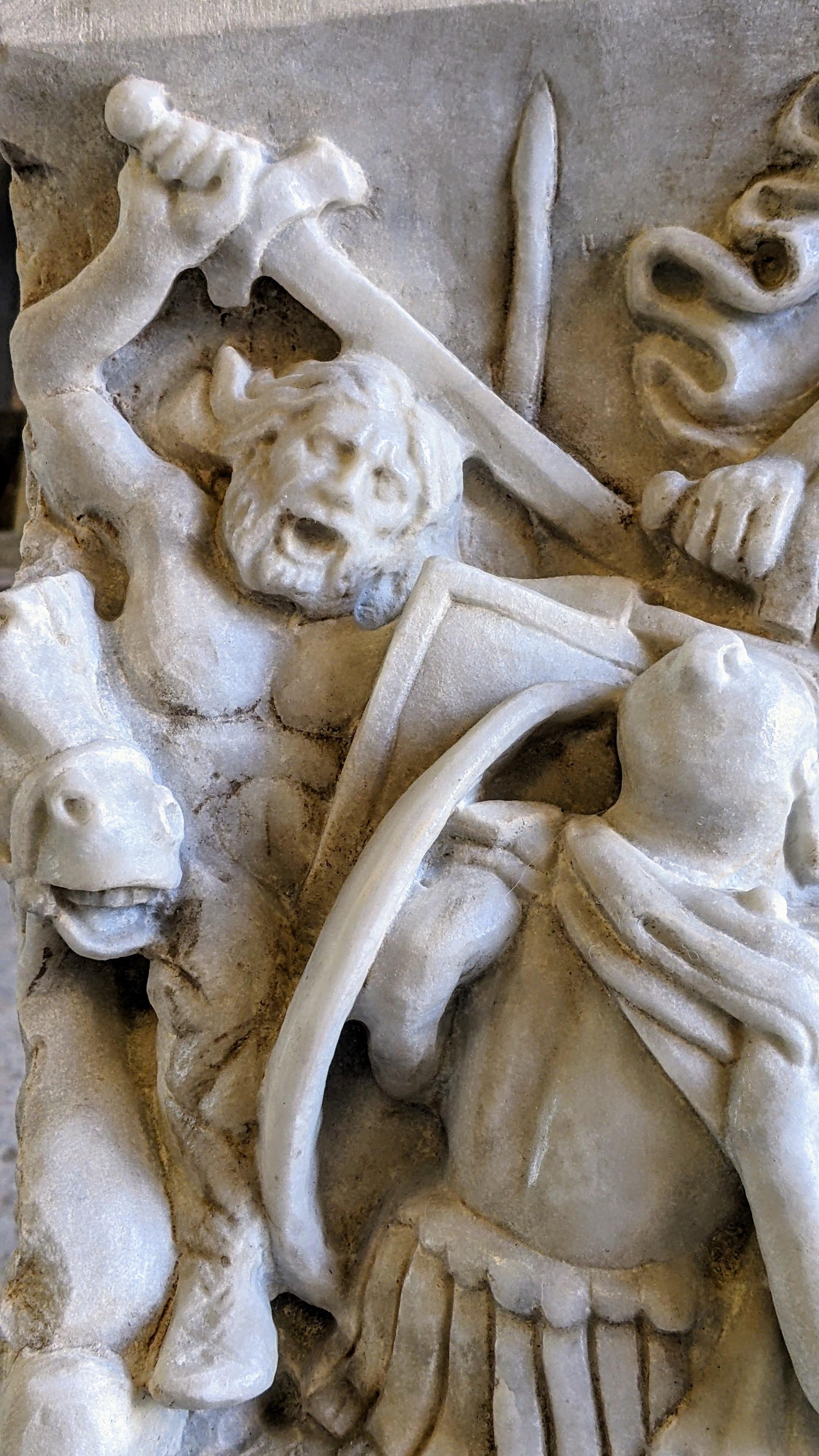 Carrara Marble Altorilievo (frammento), di battaglia romana su marmo bianco di Carrara For Sale