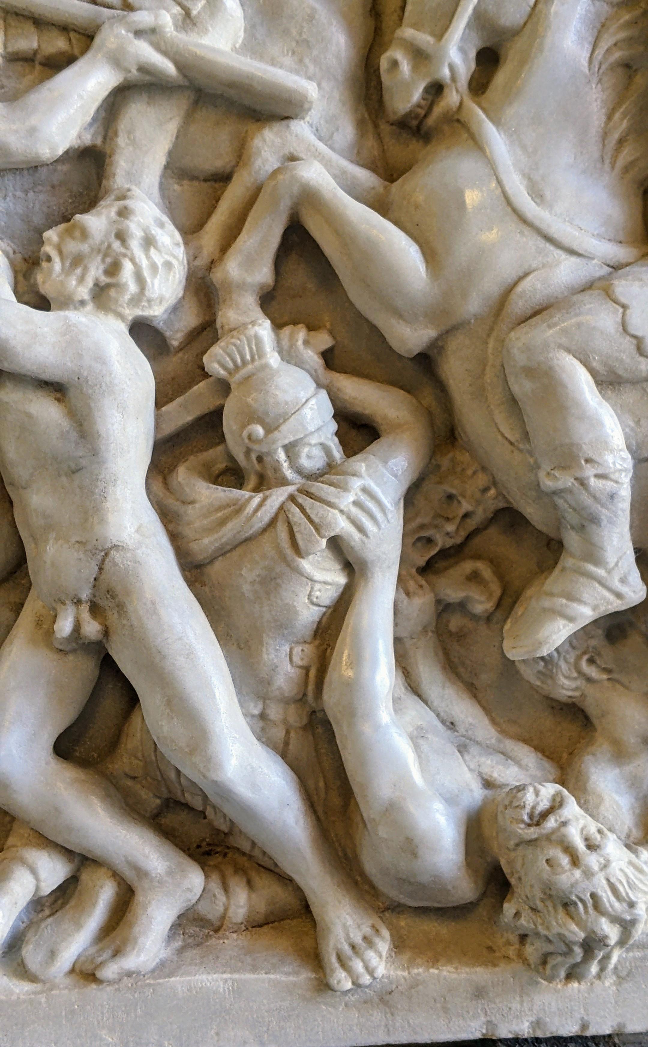 Altorilievo (frammento), di battaglia romana su marmo bianco di Carrara For Sale 1