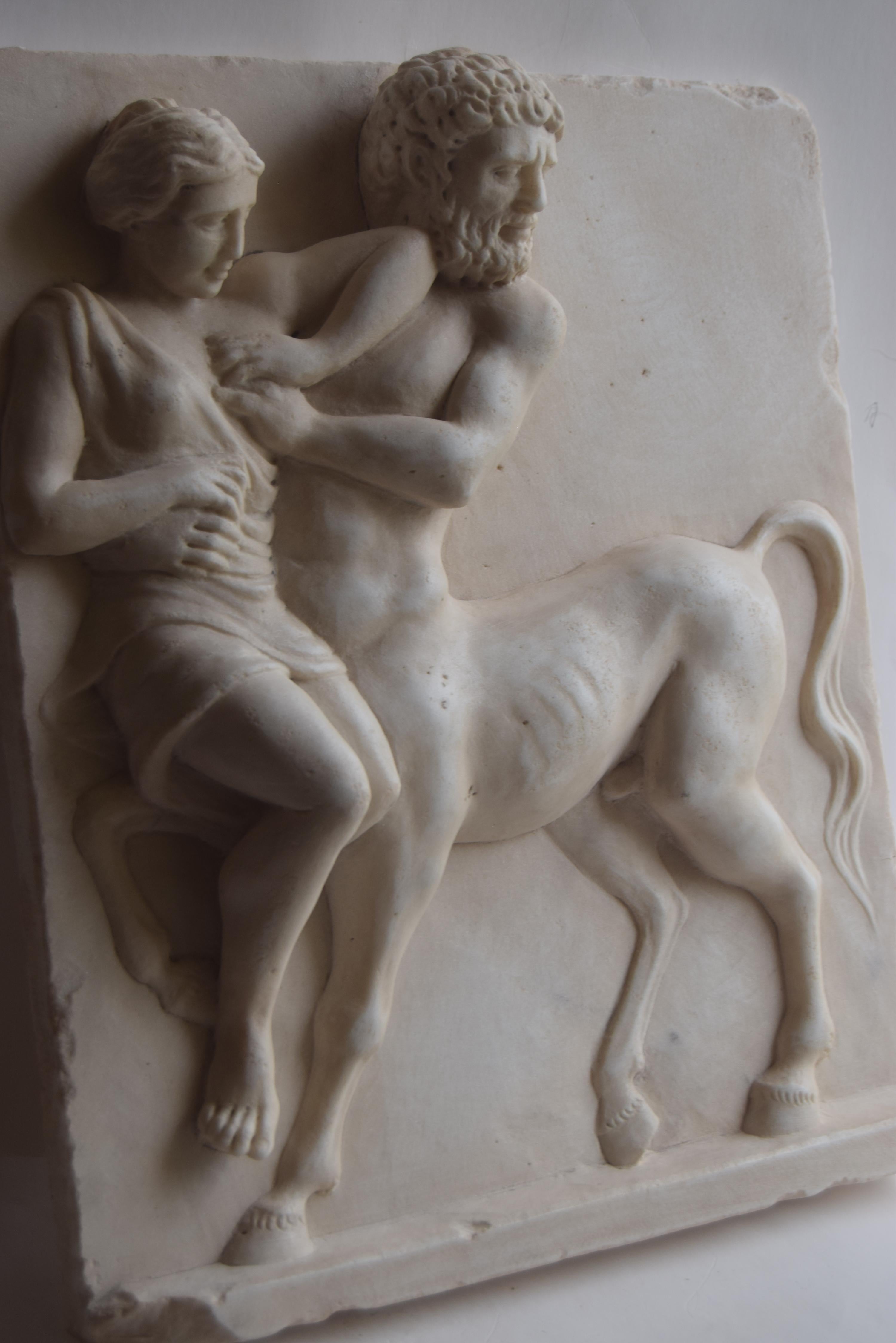 Altorilievo -Ratto Ippodamia del centauro Eurizione -marmo bianco Carrara In condizioni buone in vendita a Tarquinia, IT