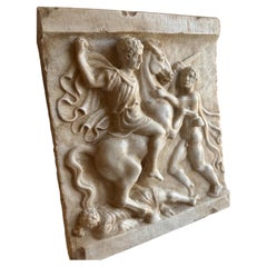 Hochrelief aus weißem Carrara-Marmor – „Schlacht mit Reiter“ – Made in Italy