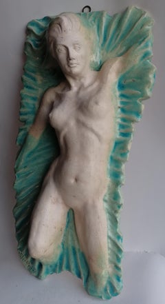 Altorrelieve sobre cerámica refractaria clara - desnudo de mujer - hecho en Italia