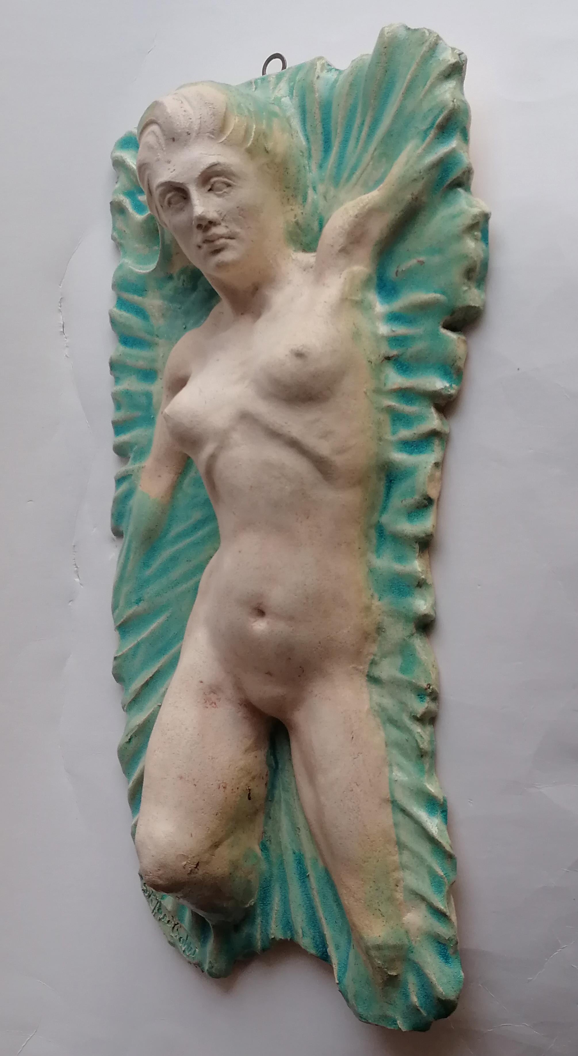 Altorrelieve sobre cerámica refractaria clara - desnudo de mujer - hecho en Italia Italian en venta