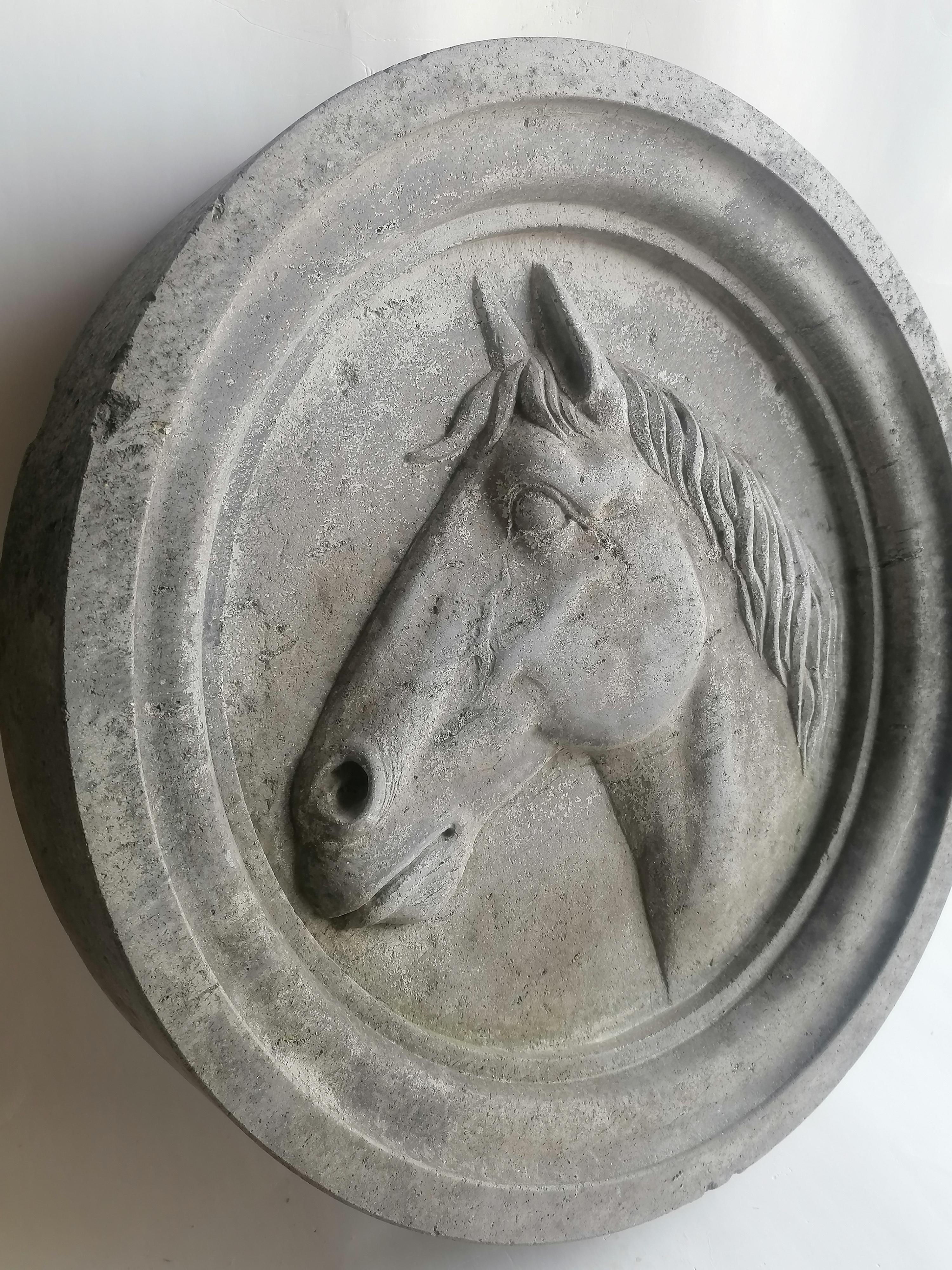 Altorilievo di un profilo di cavallo scorniciato, scolpito su roccia basaltica
diametro cm 49, peso kg 25.
la pietra è stata prima tornita con cornice e poi è stata scolpita la testa del cavallo all'interno.
Prodotto in Italia
lavoro originale del