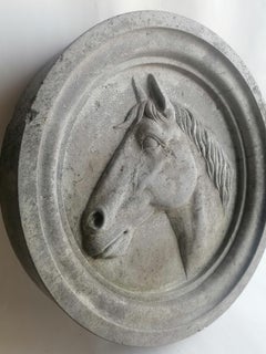 Tête de cheval en haut-relief sculptée en pierre ronde - fabriqué en Italie