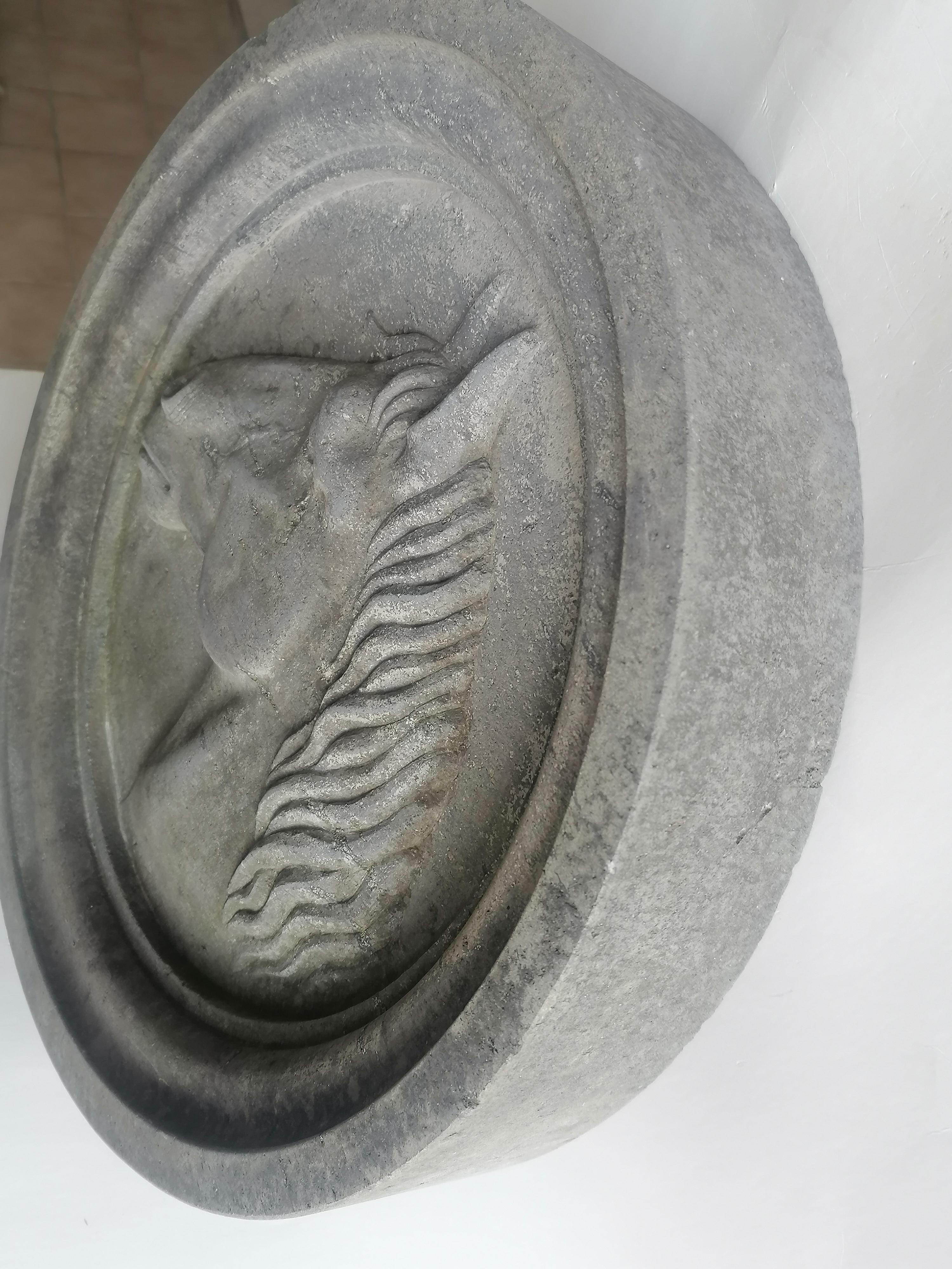 Arts and Crafts Altorilievo testa di cavallo scolpito in tondo di pietra -made in Italy in vendita