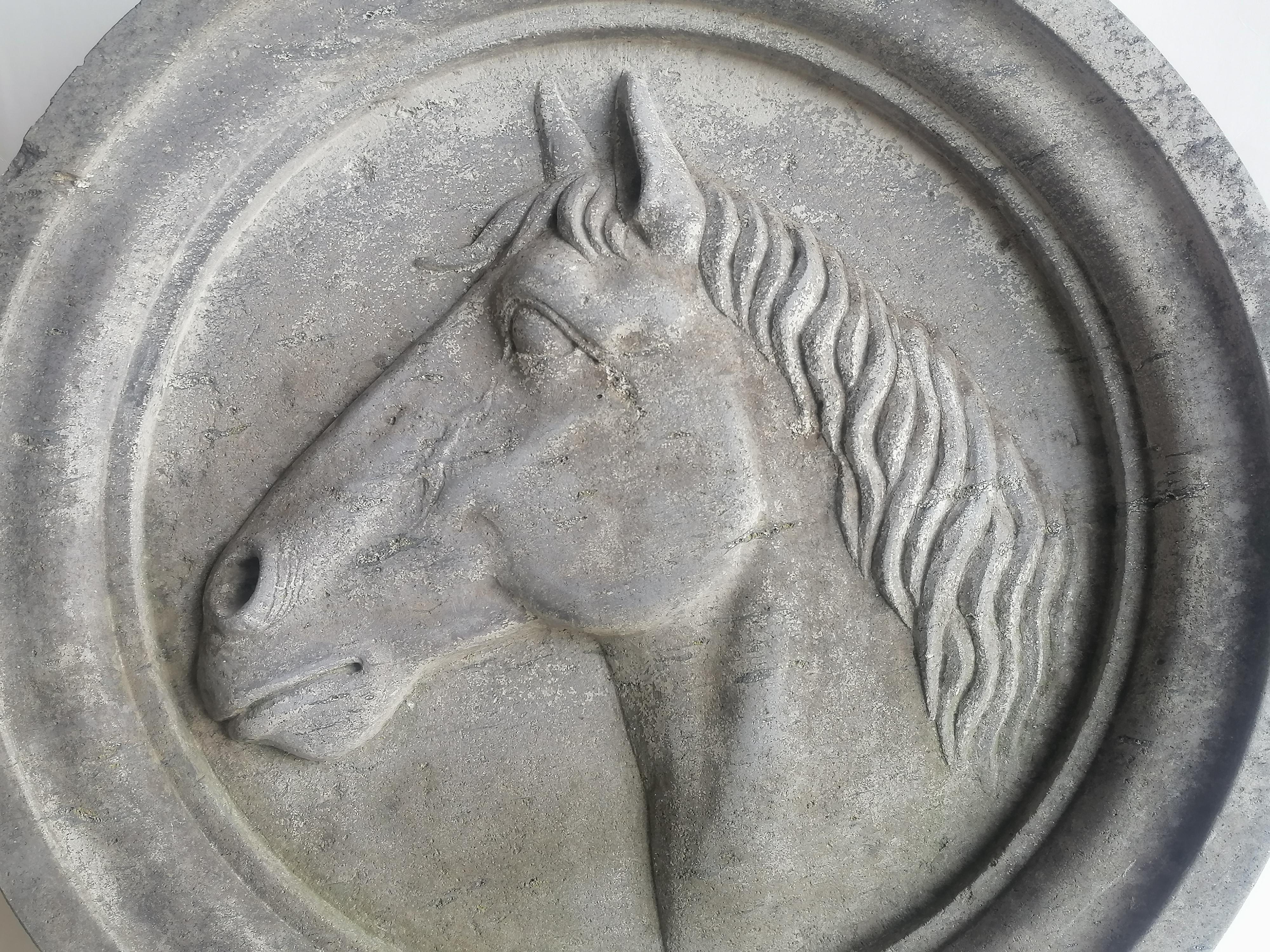 Italiano Altorilievo testa di cavallo scolpito in tondo di pietra -made in Italy in vendita