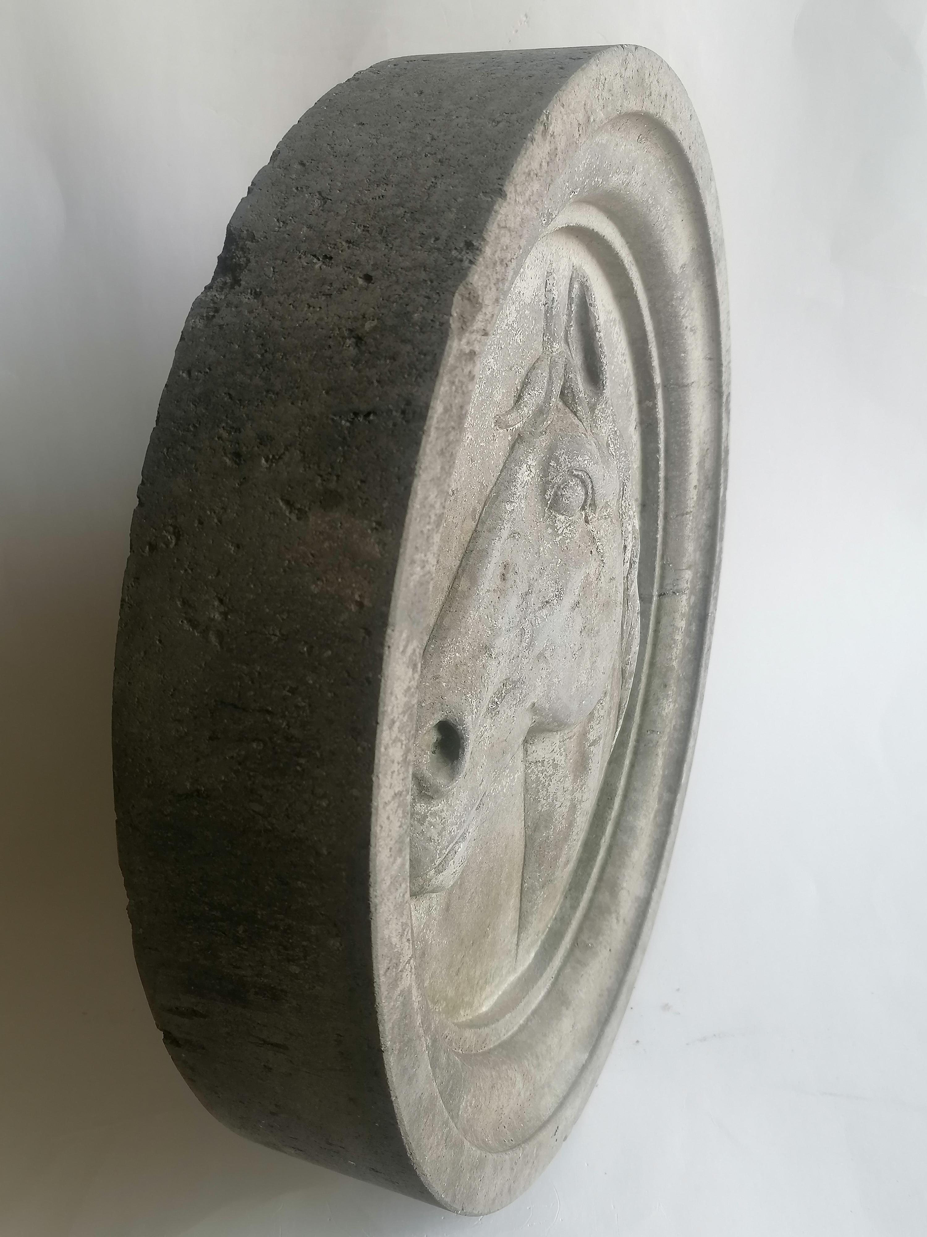 Fatto a mano Altorilievo testa di cavallo scolpito in tondo di pietra -made in Italy in vendita