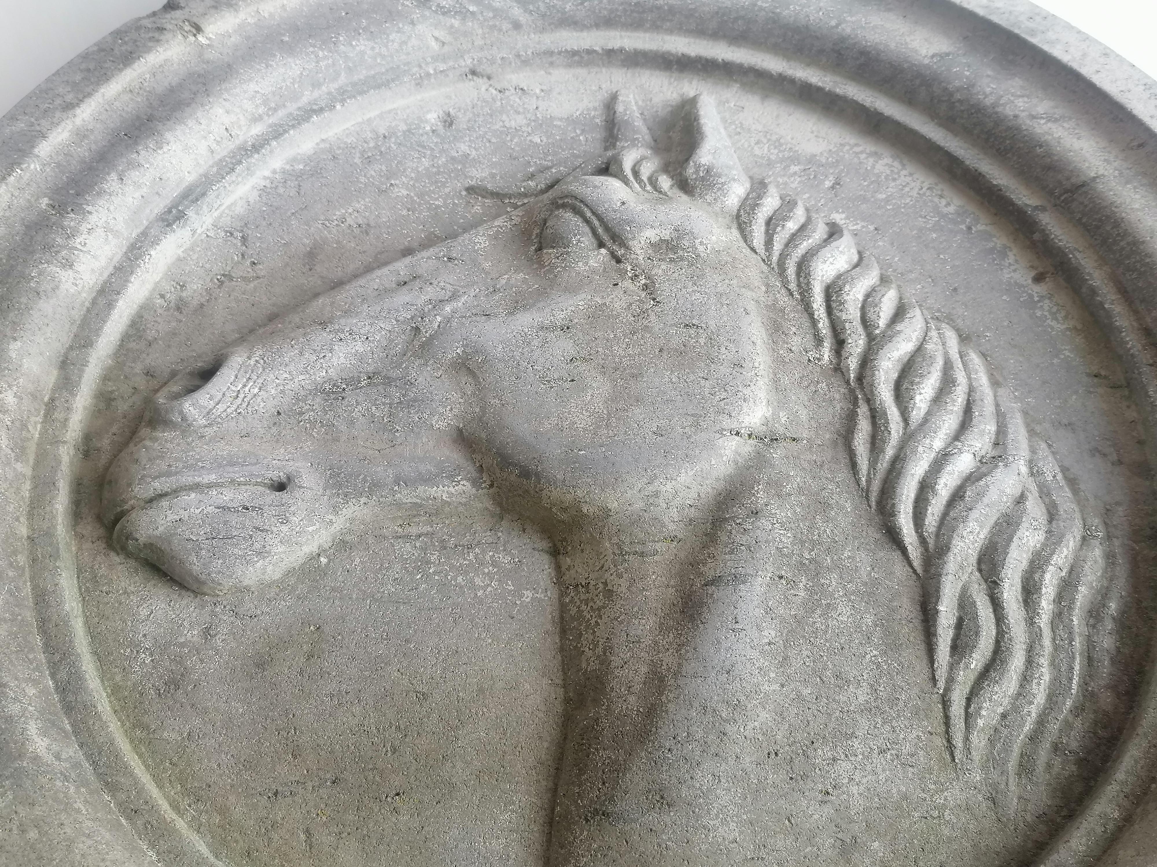 Altorilievo testa di cavallo scolpito in tondo di pietra -made in Italy In condizioni buone in vendita a Tarquinia, IT
