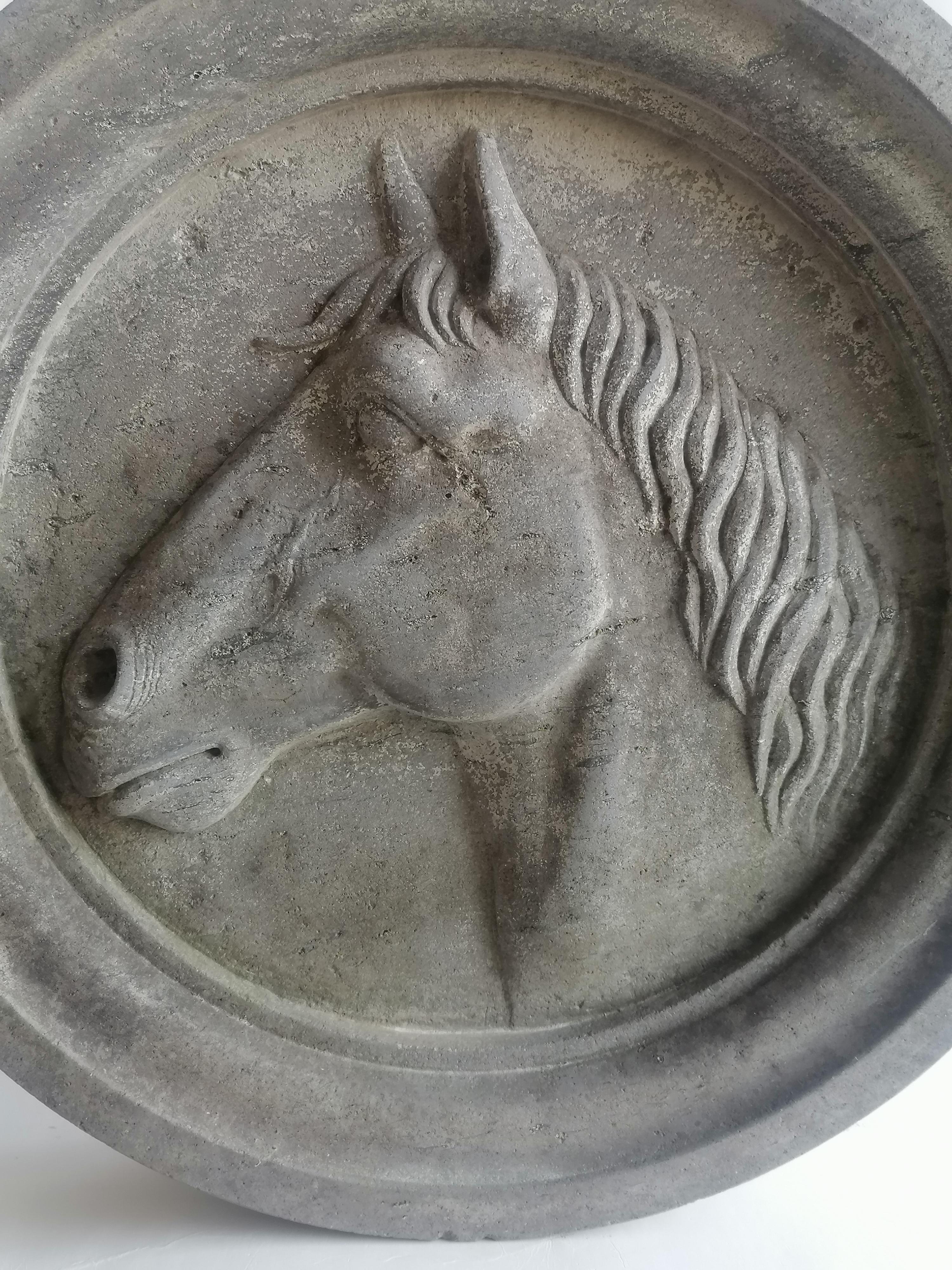 Pietra Altorilievo testa di cavallo scolpito in tondo di pietra -made in Italy in vendita