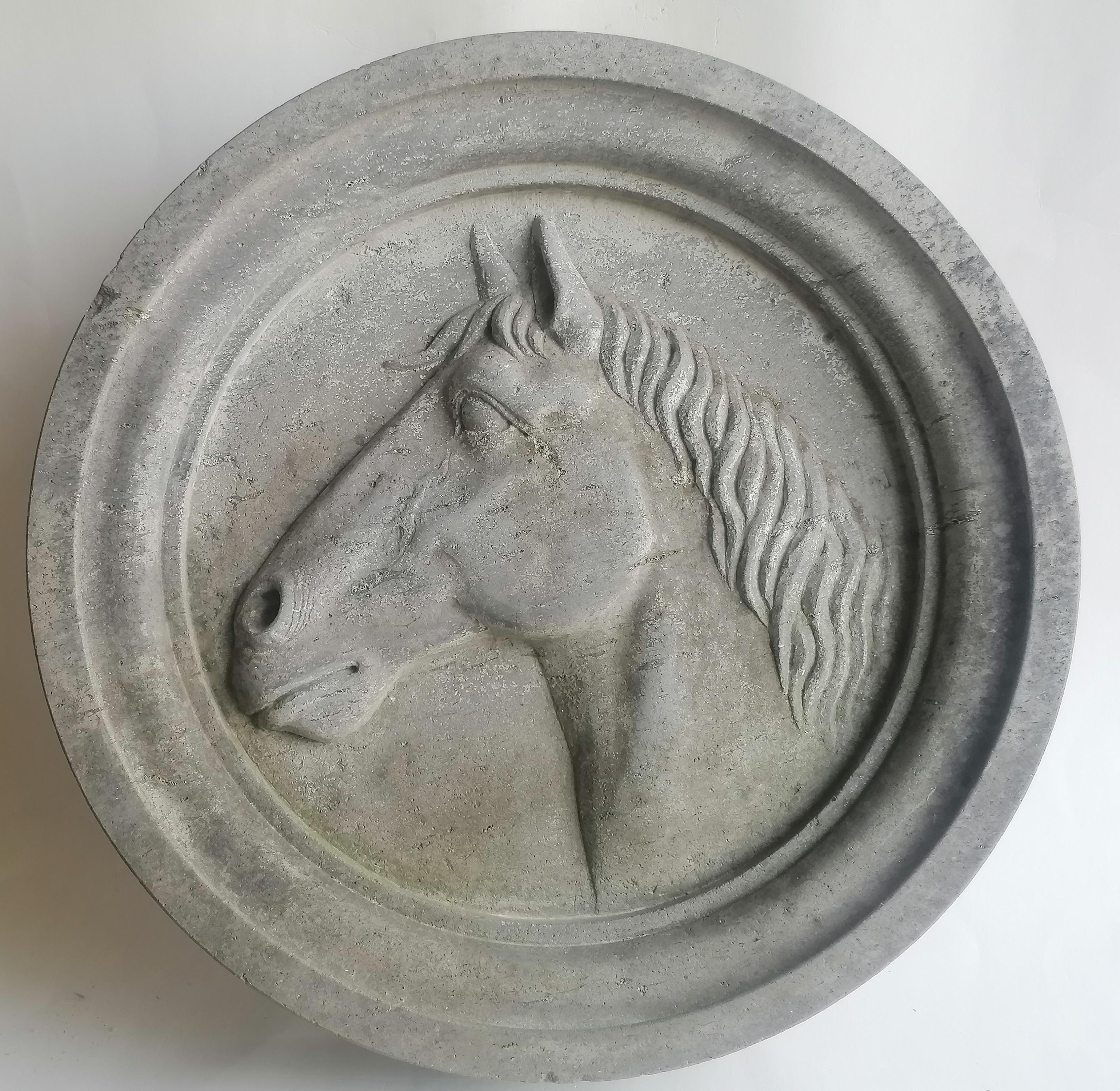 Altorilievo testa di cavallo scolpito in tondo di pietra -made in Italy in vendita 1